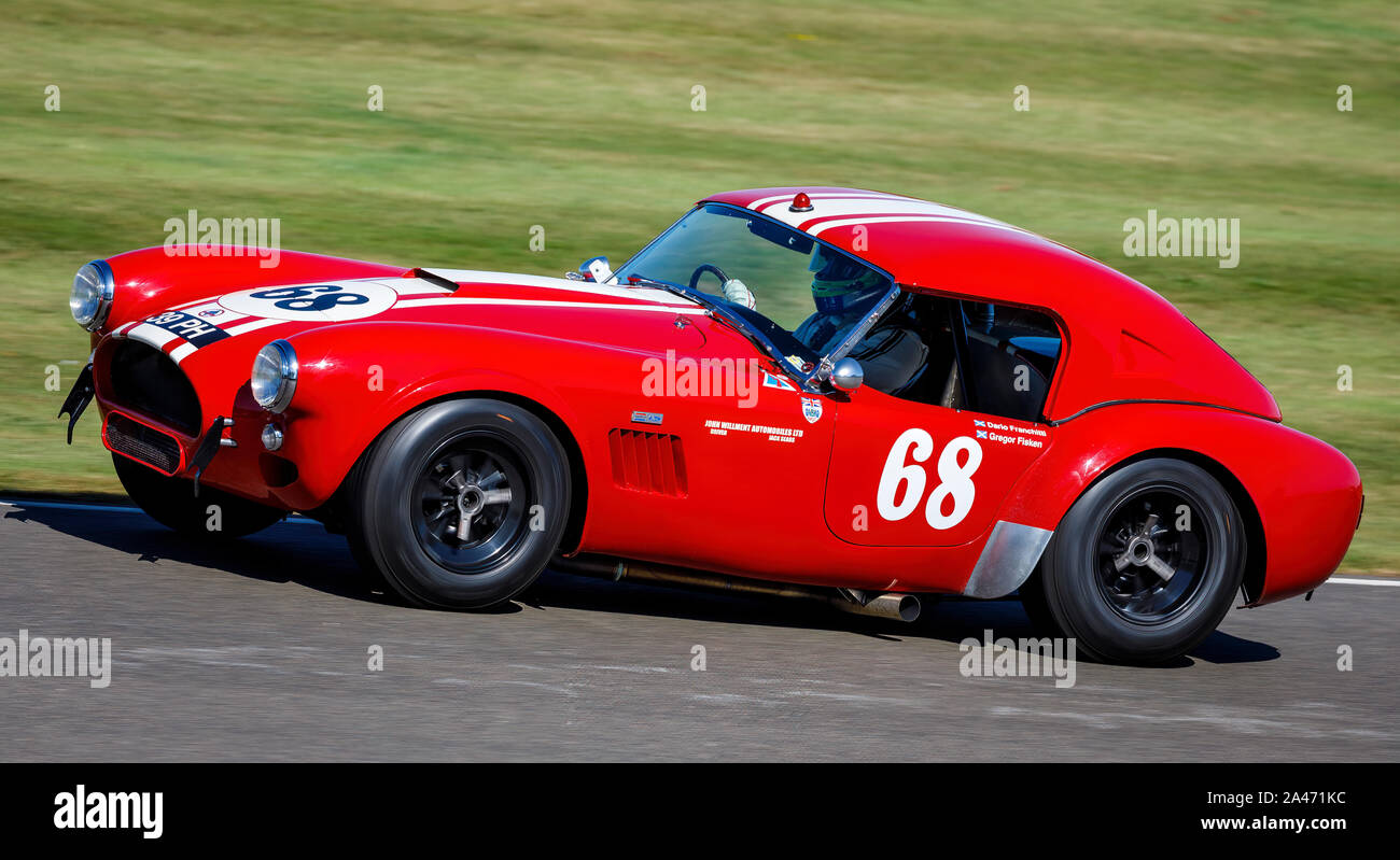 1963 AC Cobra avec chauffeur Gregor Fiskin RAC au cours de la célébration à la course TT 2019 Goodwood Revival, Sussex, UK. Banque D'Images