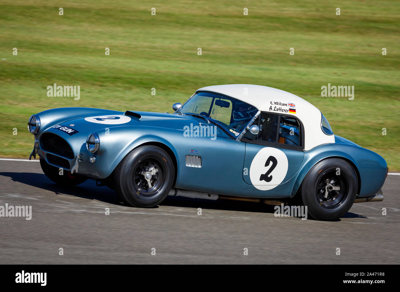 1965 AC Cobra avec chauffeur Andre Lotterer au cours de la célébration de l'ACFC TT course au Goodwood Revival 2019, Sussex, UK. Banque D'Images