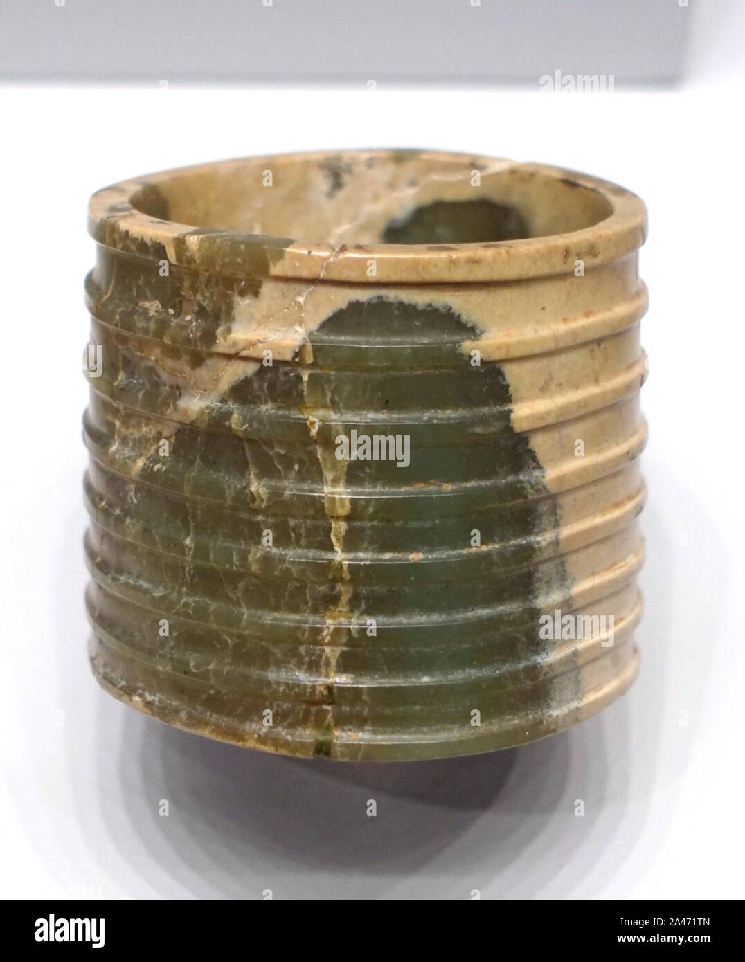 Bague cannelée, Chine, probablement la province de Shandong, néolithique, la culture de Longshan, 2500-2000 avant J.-C., la néphrite Banque D'Images