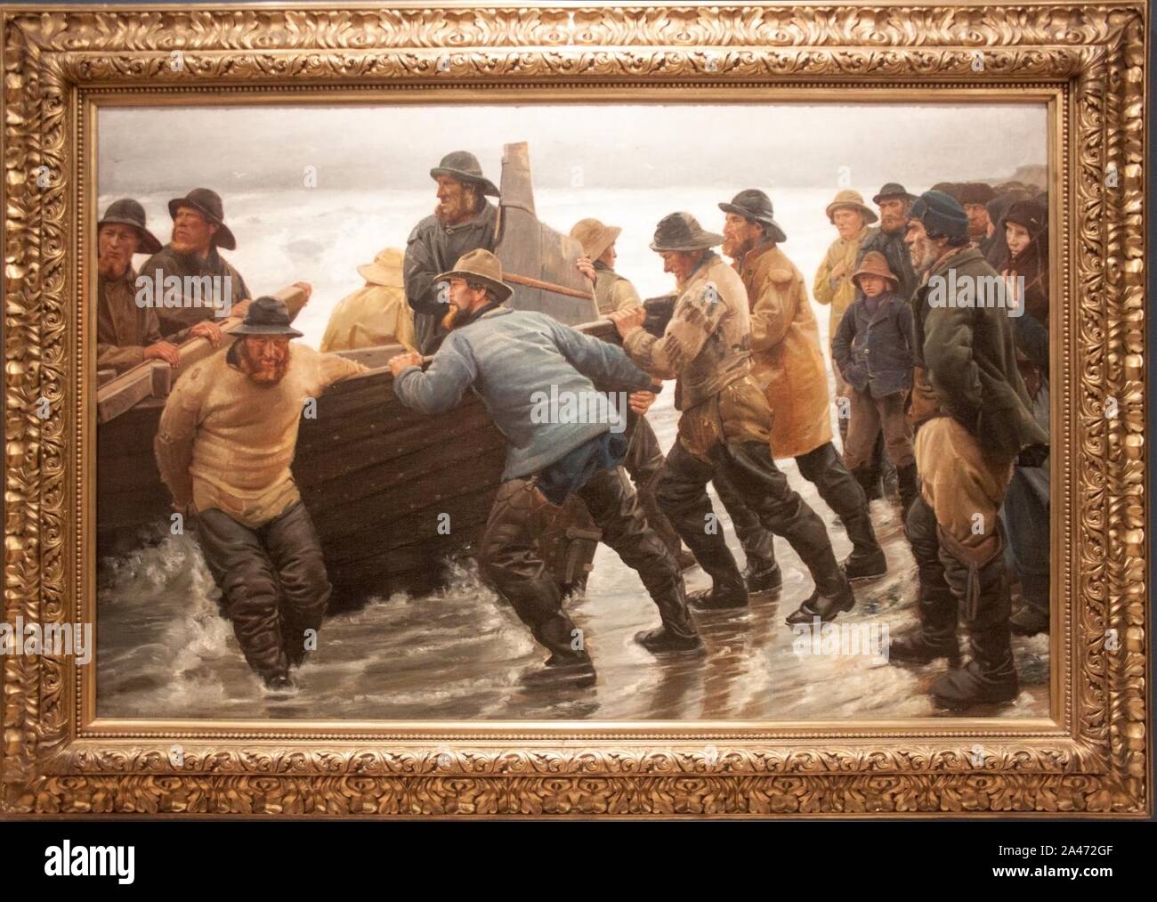 Les pêcheurs de lancer un bateau à rames par Michael Ancher, avec cadre. Banque D'Images