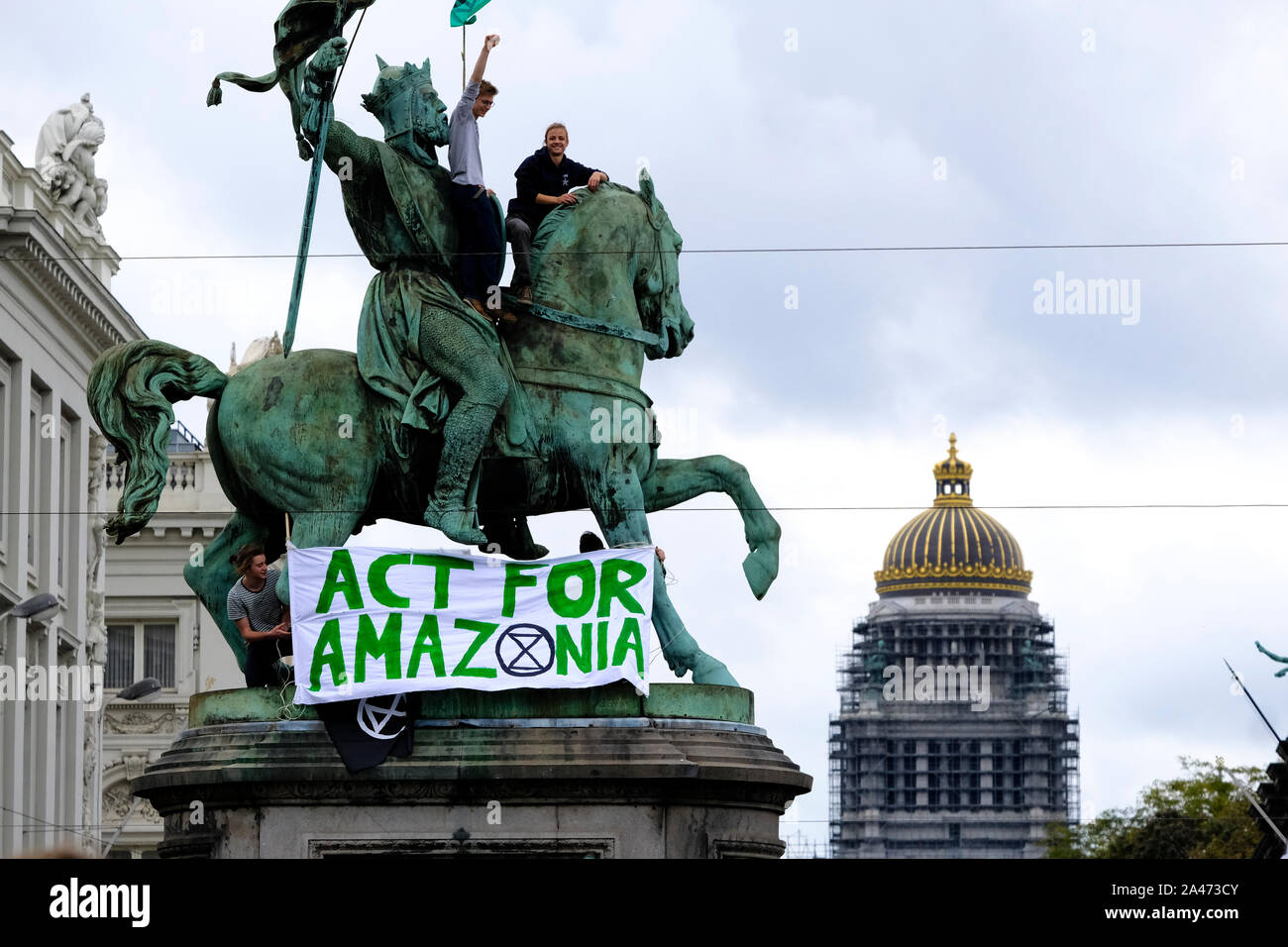 Bruxelles, Belgique. 12 octobre 2019.activistes du climat se rassemblent près du Palais Royal Pendant la rébellion de l'extinction de protestation. Credit : ALEXANDROS MICHAILIDIS/Alamy Live News Banque D'Images