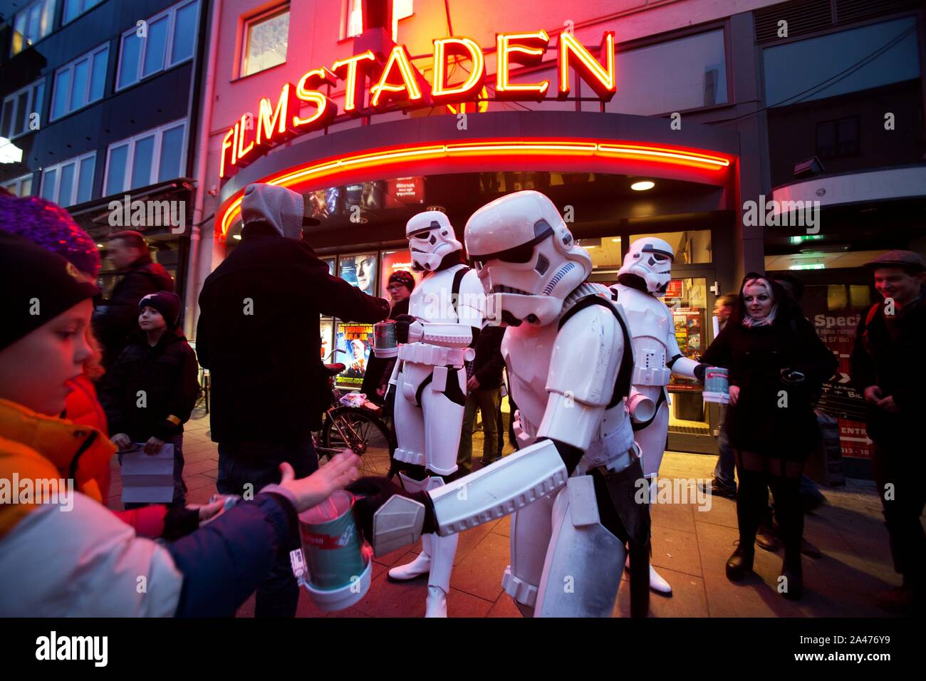 Les gardes impériaux lors de la première mondiale de Star Wars The Force éveille à Filmstaden à Linköping, Suède.Photo Jeppe Gustafsson Banque D'Images