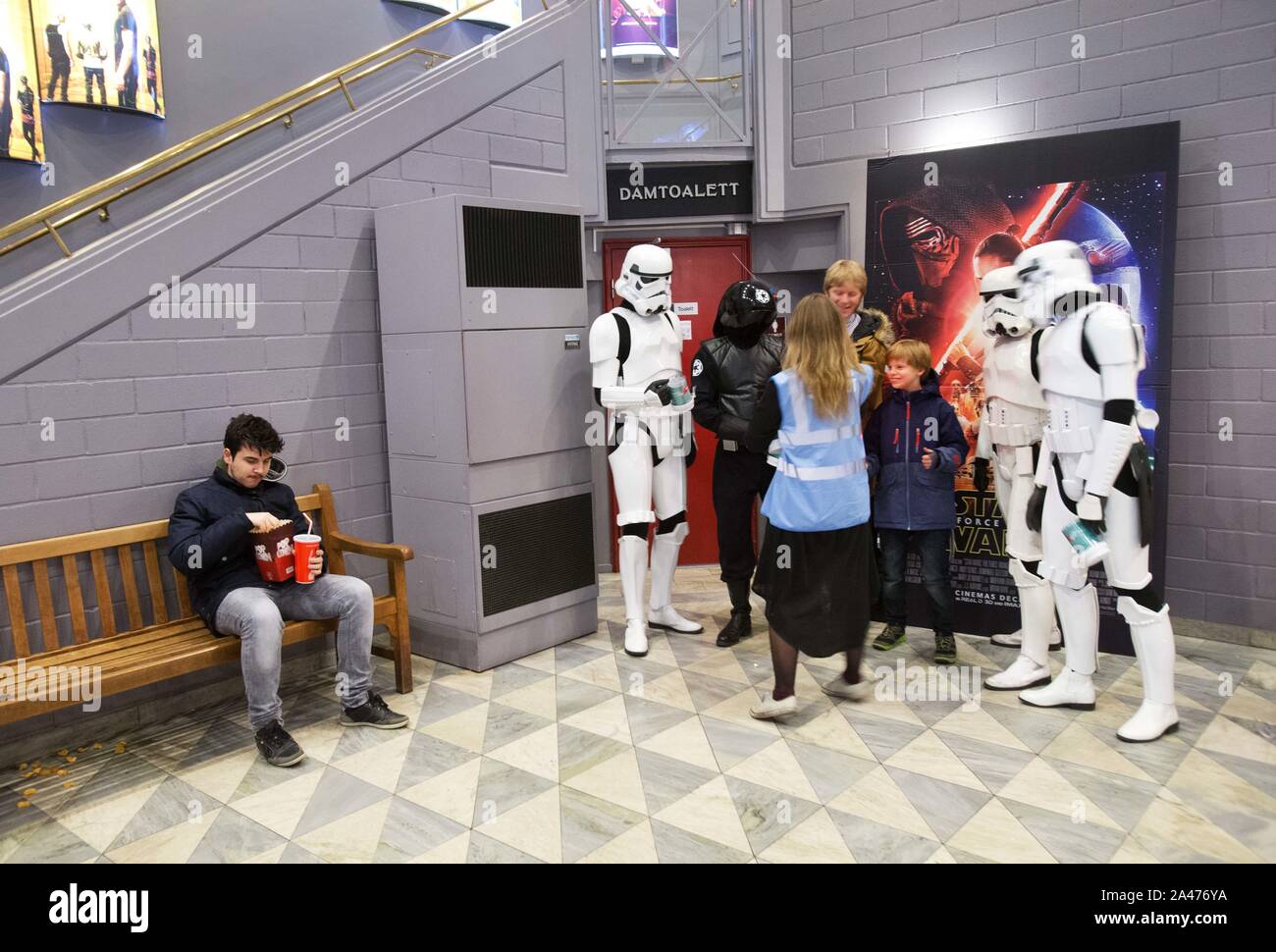 Les gardes impériaux lors de la première mondiale de Star Wars The Force éveille à Filmstaden à Linköping, Suède.Photo Jeppe Gustafsson Banque D'Images