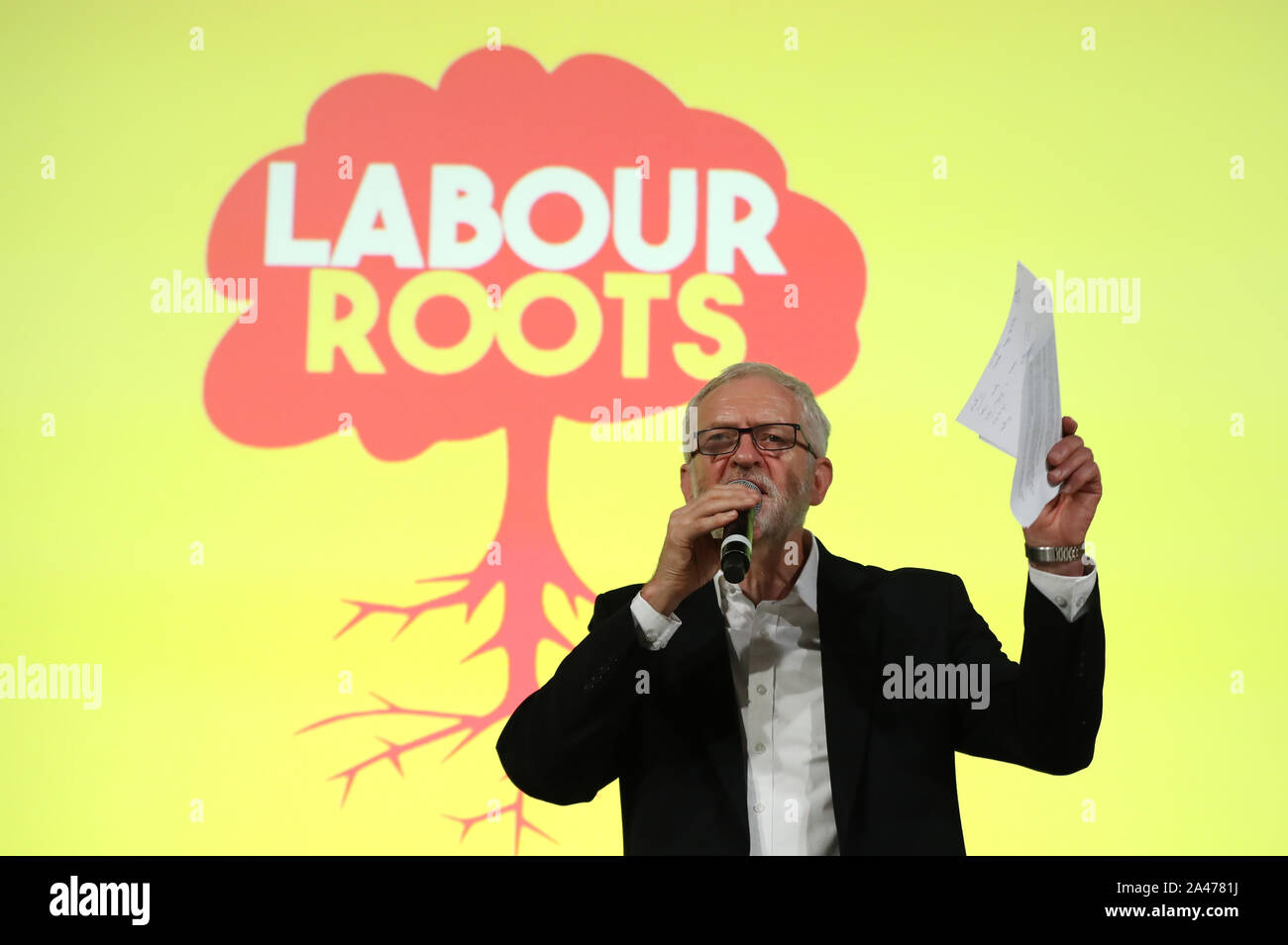 Leader du travail Jeremy Corbyn parlant à un rassemblement à Hastings, East Sussex, où il a promis de corriger l'inégalité grotesque '' détruit de 'tenue-back' les collectivités côtières dans une élection dans la clé de pas de siège marginal. Banque D'Images