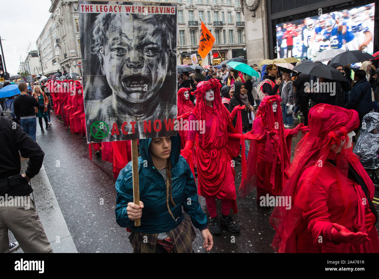 Londres, Royaume-Uni. 12 octobre, 2019. La Brigade Rouge conduit des milliers d'activistes du climat de l'Extinction, rébellion, prenant part à la XR Mars de Marble Arch à Russell Square, le sixième jour de manifestations internationales d'exiger une rébellion Déclaration gouvernementale d'un climat et d'urgence écologique, un engagement à enrayer la perte de biodiversité et la consommation énergétique nette zéro émissions de carbone en 2025 et pour le gouvernement de créer et d'être entraîné par les décisions d'une assemblée de citoyens sur le climat et la justice écologique. Credit : Mark Kerrison/Alamy Live News Banque D'Images