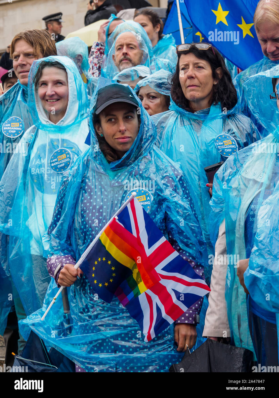 Londres, Royaume-Uni. 12 octobre 2019. Une partie des 3 millions de citoyens de l'UE résidents au Royaume-Uni à un événement organisé par l'3millions d'organisation d'exprimer leur amour pour le Royaume-Uni et à rappeler au premier ministre ofe sa promesse brisée à nous le 1er juin 2016. Ils portaient des ponchos dans le bleu et jaune du drapeau européen. Le gouvernement settlement scheme est plein de défauts et beaucoup de ceux qui ont demandé n'ont pas été accordé, l'état et de gouvernement s'ministre Brandon Lewis a déclaré que ceux qui n'ont pas réussi à atteindre le risque l'expulsion. Ils ont tenu des copies du vote la promesse non tenue de congé et l'a déchirée. Pe Banque D'Images