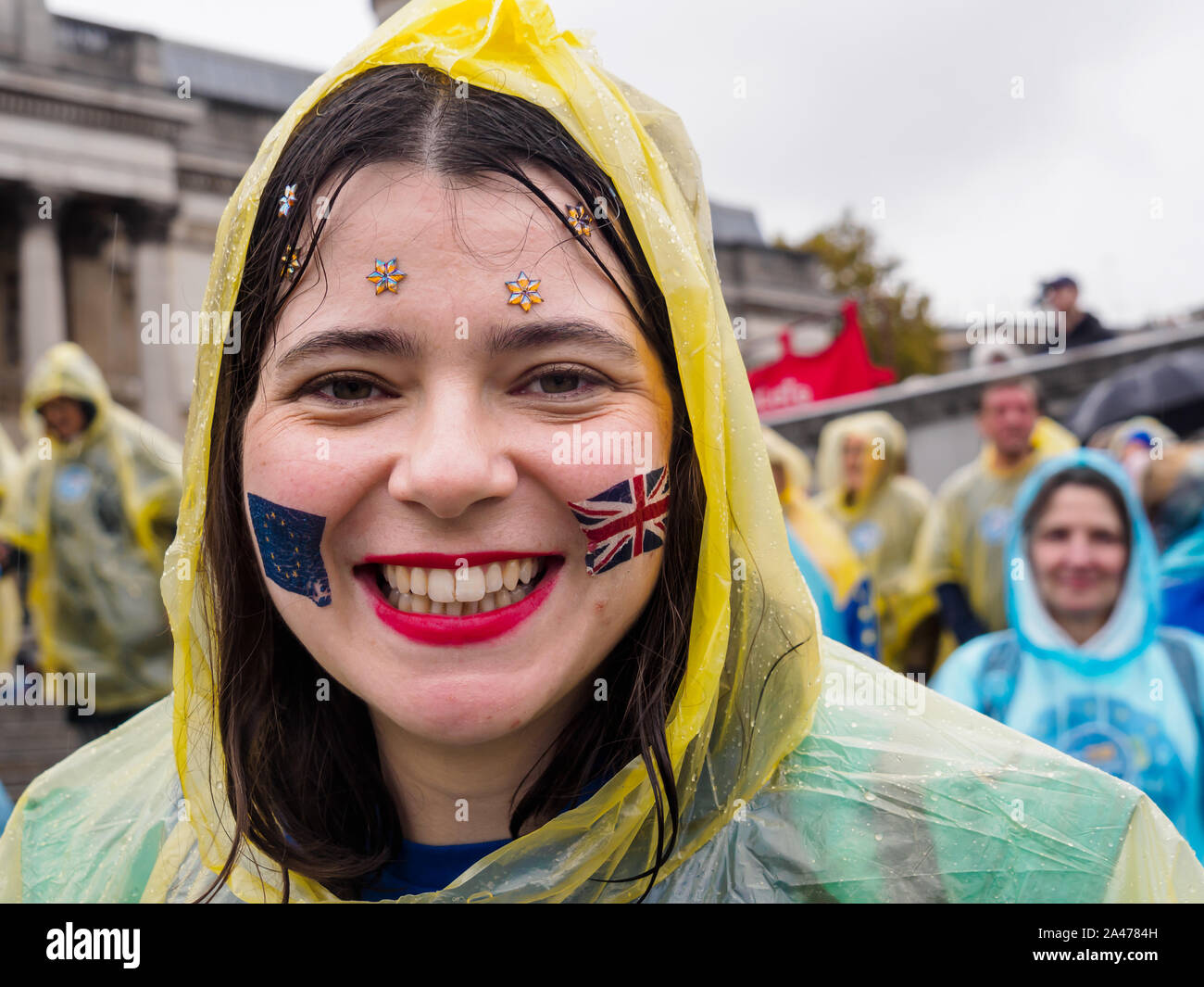 Londres, Royaume-Uni. 12 octobre 2019. Une partie des 3 millions de citoyens de l'UE résidents au Royaume-Uni à un événement organisé par l'3millions d'organisation d'exprimer leur amour pour le Royaume-Uni et à rappeler au premier ministre ofe sa promesse brisée à nous le 1er juin 2016. Ils portaient des ponchos dans le bleu et jaune du drapeau européen. Le gouvernement settlement scheme est plein de défauts et beaucoup de ceux qui ont demandé n'ont pas été accordé, l'état et de gouvernement s'ministre Brandon Lewis a déclaré que ceux qui n'ont pas réussi à atteindre le risque l'expulsion. Ils ont tenu des copies du vote la promesse non tenue de congé et l'a déchirée. Pe Banque D'Images