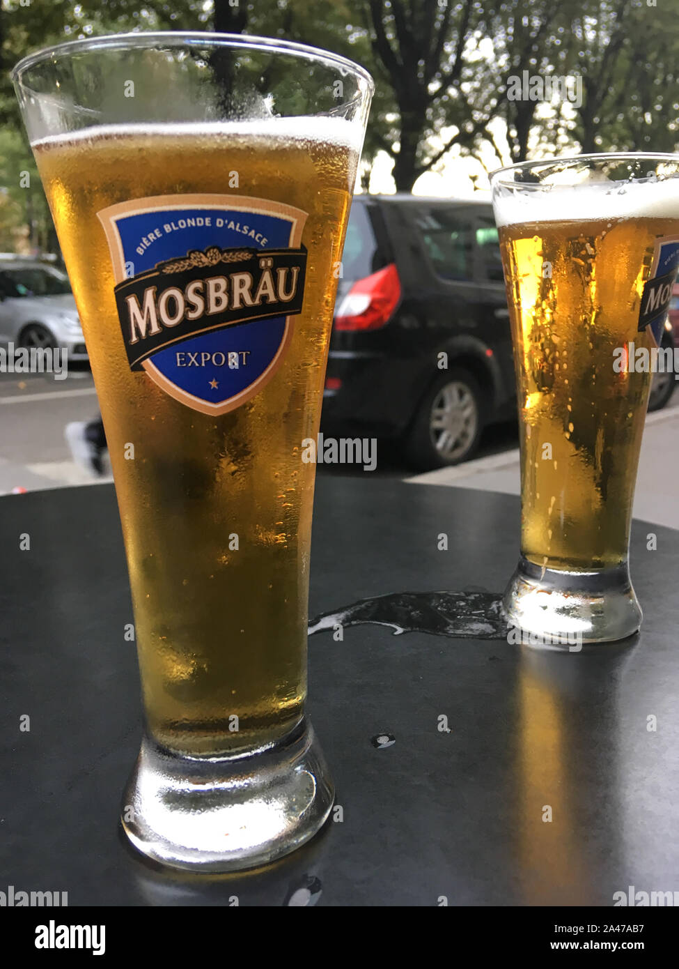 Deux verres de bière alsacienne Mosbrau frappé légèrement sur une table de  café, Lyon, France Photo Stock - Alamy