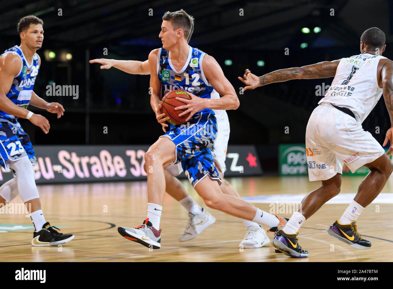 Marcus Quinton Stroman (Lions) en duels avec Phillip Daubner (Nuernberg), re : Duane Wilson (Nuremberg). GES/basket-ball/ProA : PSK Lions - Nuernberg Falcons, 12.10.2019 - dans le monde entier d'utilisation | Banque D'Images