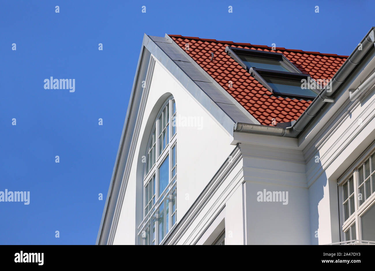 Penthouse avec lucarnes dans immeuble ancien Banque D'Images