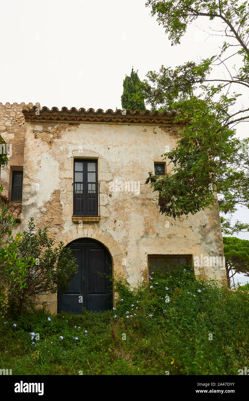 Entrée et jardin avant reprise par les végétaux d'une maison abandonnée à San Martin de Ampurias (La Escala, Alt Empordà, Gérone, Catalogne, Espagne) Banque D'Images