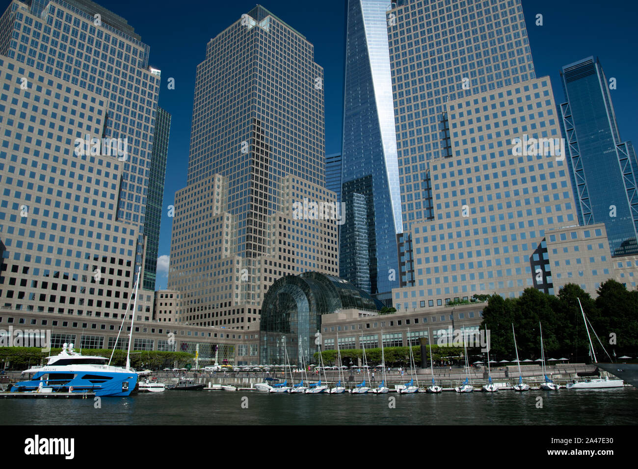 Bateaux à voile à l'Hudson River marina en face du centre commercial Brookfield Place avec One World Trade Center à l'arrière-plan Banque D'Images