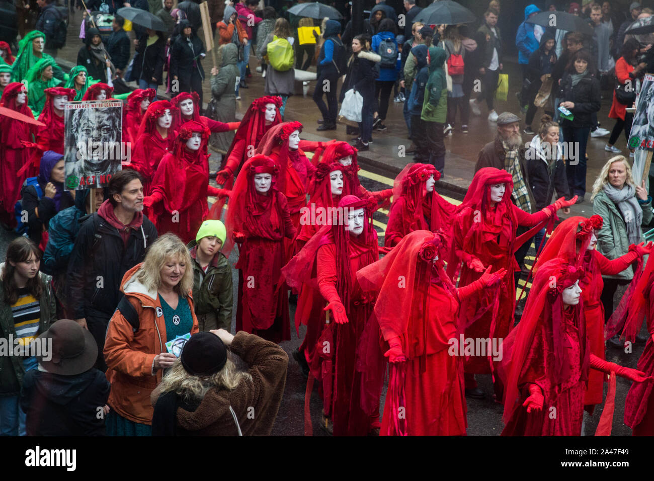 Londres, Royaume-Uni. 12 octobre, 2019. La Brigade Rouge conduit des milliers d'activistes du climat de l'Extinction, rébellion, prenant part à la XR Mars de Marble Arch à Russell Square, le sixième jour de manifestations internationales d'exiger une rébellion Déclaration gouvernementale d'un climat et d'urgence écologique, un engagement à enrayer la perte de biodiversité et la consommation énergétique nette zéro émissions de carbone en 2025 et pour le gouvernement de créer et d'être entraîné par les décisions d'une assemblée de citoyens sur le climat et la justice écologique. Credit : Mark Kerrison/Alamy Live News Banque D'Images