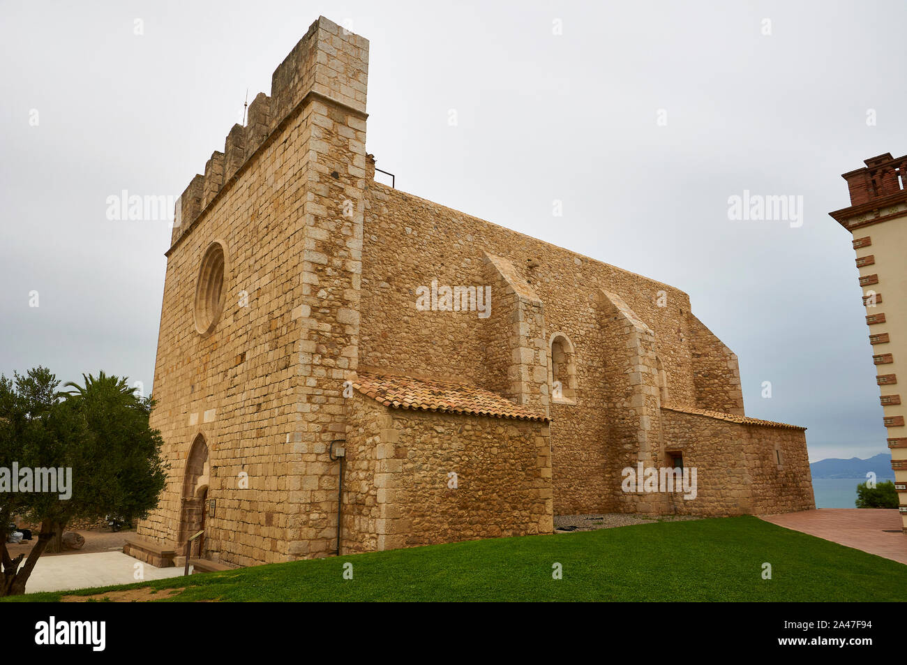 De latéral Sant Martí d'Empuries, une église catholique romaine du XVI siècle temple (San Martin de Ampurias, La Escala, Alt Empordà, Gérone, Catalogne, Espagne) Banque D'Images