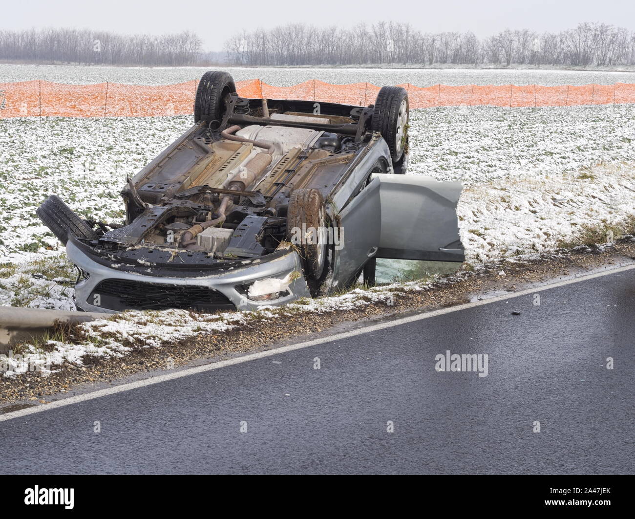Annulée voiture à côté de la route mouillée par une journée d'hiver Banque D'Images
