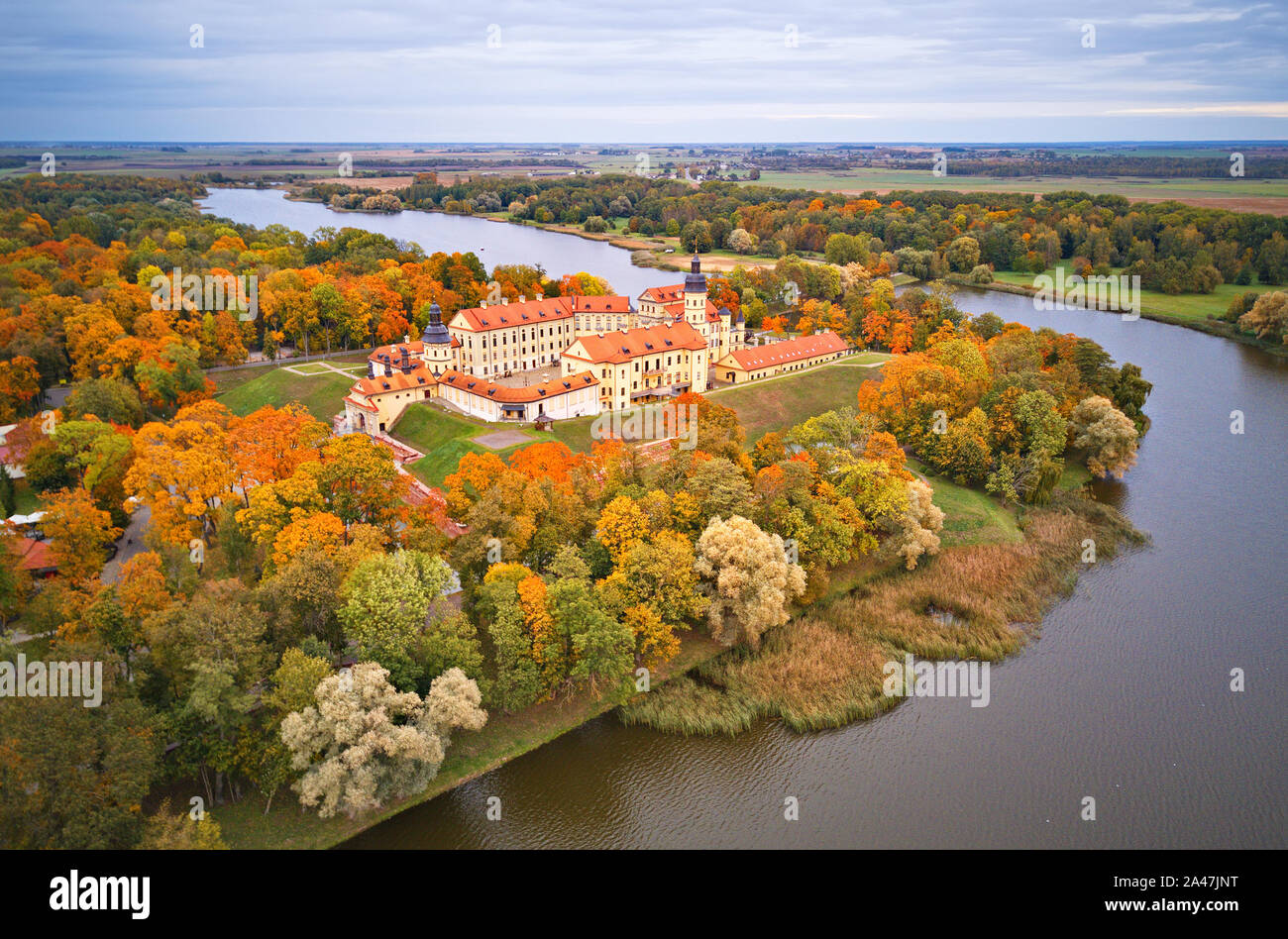 L'automne vue aérienne de château médiéval d'. Nesvizh devint un lieu crucial Parc de l'érable coloré en Niasvizh, ville ancienne. Région de Minsk, Bélarus Banque D'Images