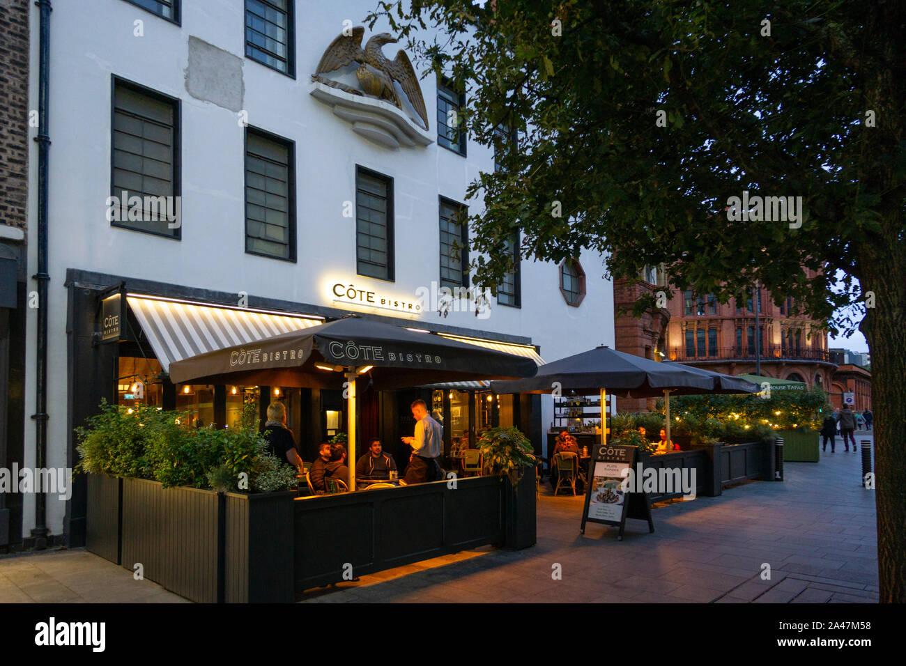 Vous pourrez dîner en plein air à Cote restaurant français à Liverpool Banque D'Images