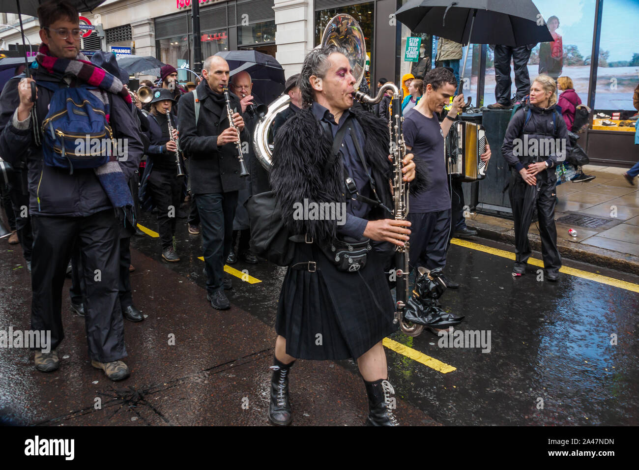 Londres, Royaume-Uni. 12 octobre 2019. Le jazz-band de funérailles. Des milliers de manifestants de Marble Arch à Russell Square à un cortège funèbre mené par la Brigade rouge du XR avec des squelettes, un jazz funeral et beaucoup de gens à trouver des façons d'exprimer leur profonde douleur à l'extinction des espèces qui se produisent en raison du réchauffement climatique et qui menace l'avenir de la vie humaine. La marche a eu lieu le jour de la résistance indigène à l'anniversaire de Colombus's landing dans les Amériques. Peter Marshall/Alamy Live News Banque D'Images