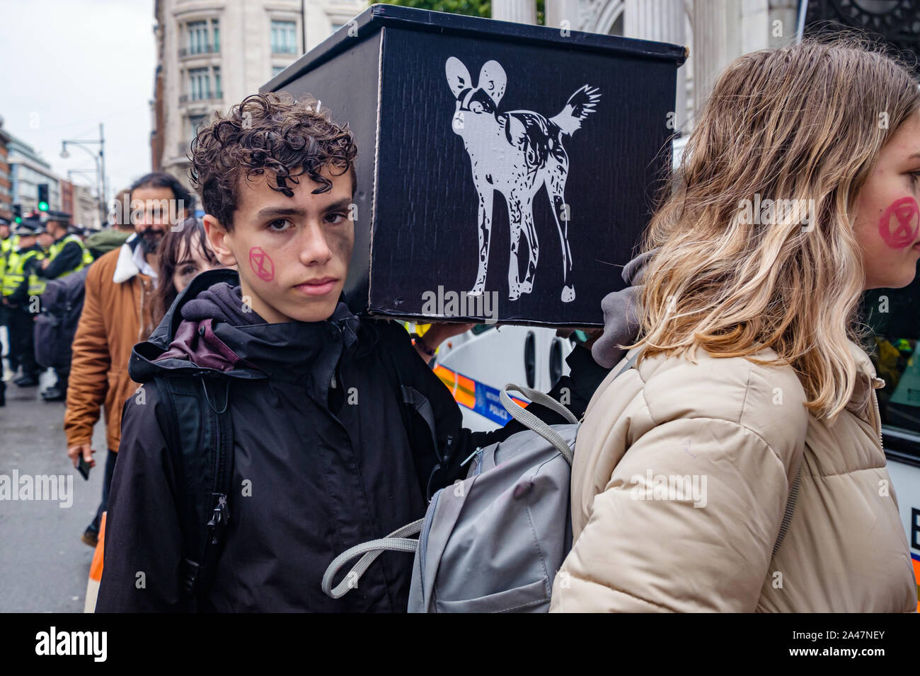 Londres, Royaume-Uni. 12 octobre 2019. Les gens portent un cercueil. Des milliers de manifestants de Marble Arch à Russell Square à un cortège funèbre mené par la Brigade rouge du XR avec des squelettes, un jazz funeral et beaucoup de gens à trouver des façons d'exprimer leur profonde douleur à l'extinction des espèces qui se produisent en raison du réchauffement climatique et qui menace l'avenir de la vie humaine. La marche a eu lieu le jour de la résistance indigène à l'anniversaire de Colombus's landing dans les Amériques. Peter Marshall/Alamy Live News Banque D'Images