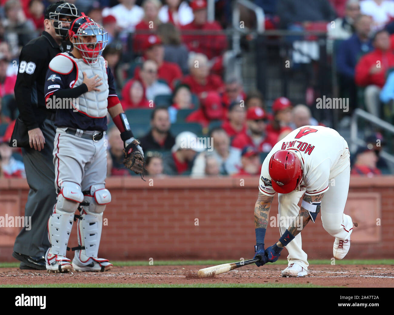 St Louis, USA. 12 octobre, 2019. Cardinals de Saint-Louis catcher Yadier Molina (4) aération sa frustration de claquer son bat dans le sol après un pop out contre les Nationals de Washington dans la cinquième manche du Match 2 de la série de championnat de la Ligue nationale au Busch Stadium de Saint-louis le Samedi, Octobre 12, 2019. Les ressortissants conduire les cardinaux 1-0 dans la série. Photo de Bill Greenblatt/UPI UPI : Crédit/Alamy Live News Banque D'Images