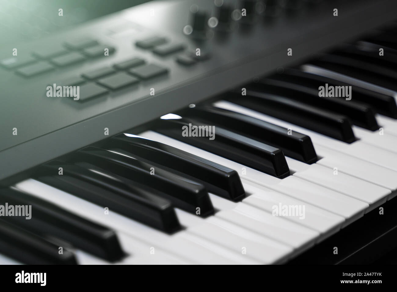 Synthétiseur clavier midi professionnel avec les boutons et les contrôleurs  Photo Stock - Alamy