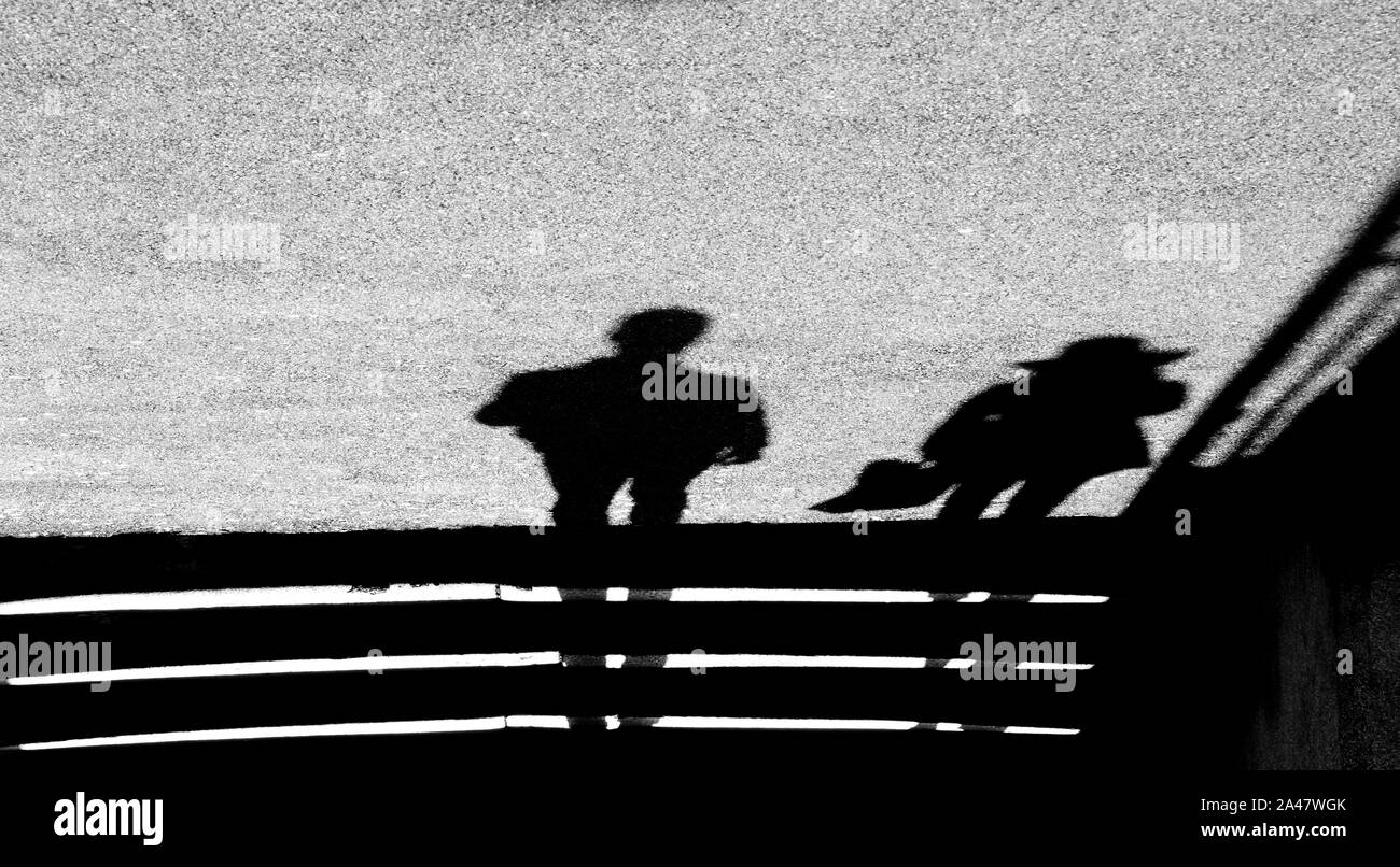 Ombres floues silhouette d'un homme et femme à des escaliers en noir et blanc Banque D'Images