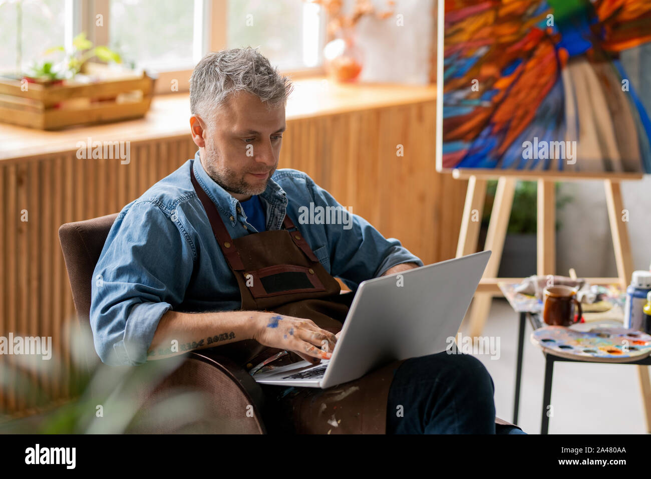 Artiste Créateur se concentrant sur le réseau tout en regardant l'écran pour ordinateur portable Banque D'Images