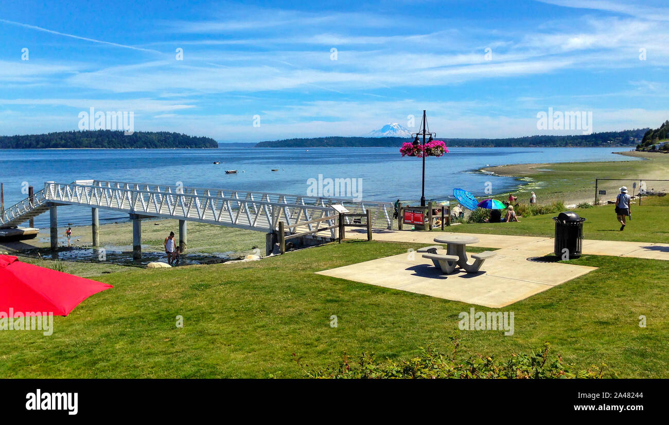 Manchester, WA / USA : Juillet 13, 2018 : les personnes bénéficiant de Pomeroy Park sur le Puget Sound. Le parc dispose d'une jetée, rampe de mise à l'eau, et sur le Mont Rainier. Banque D'Images