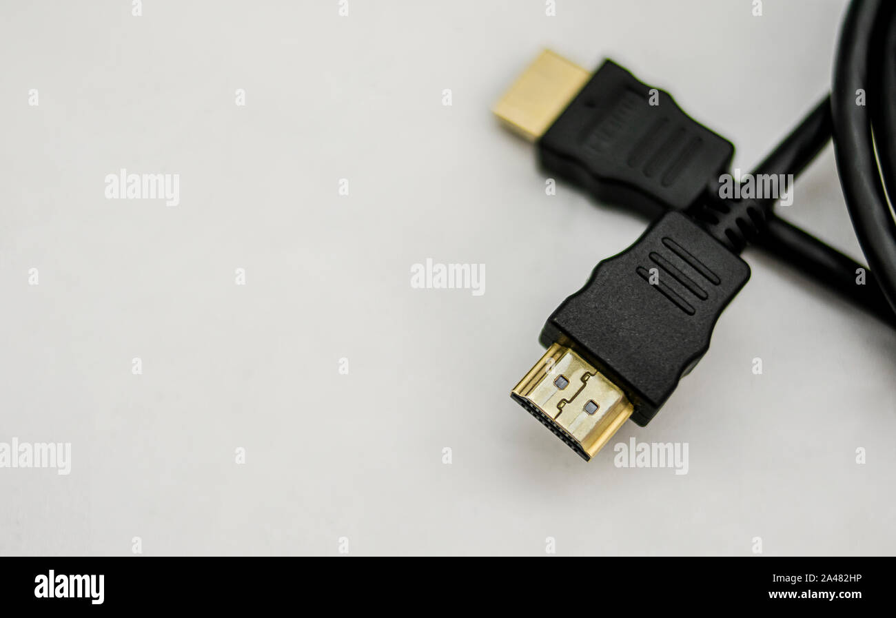 Les connecteurs HDMI avec éléments métalliques d'or pour l'audio et vidéo en haute qualité Banque D'Images