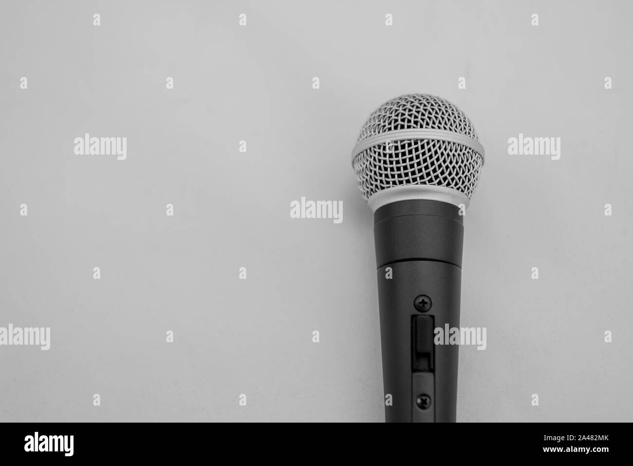 Microphone dynamique pour la voix et l'instrument dans l'avant-plan et tourné à la verticale avec la capsule en place Banque D'Images