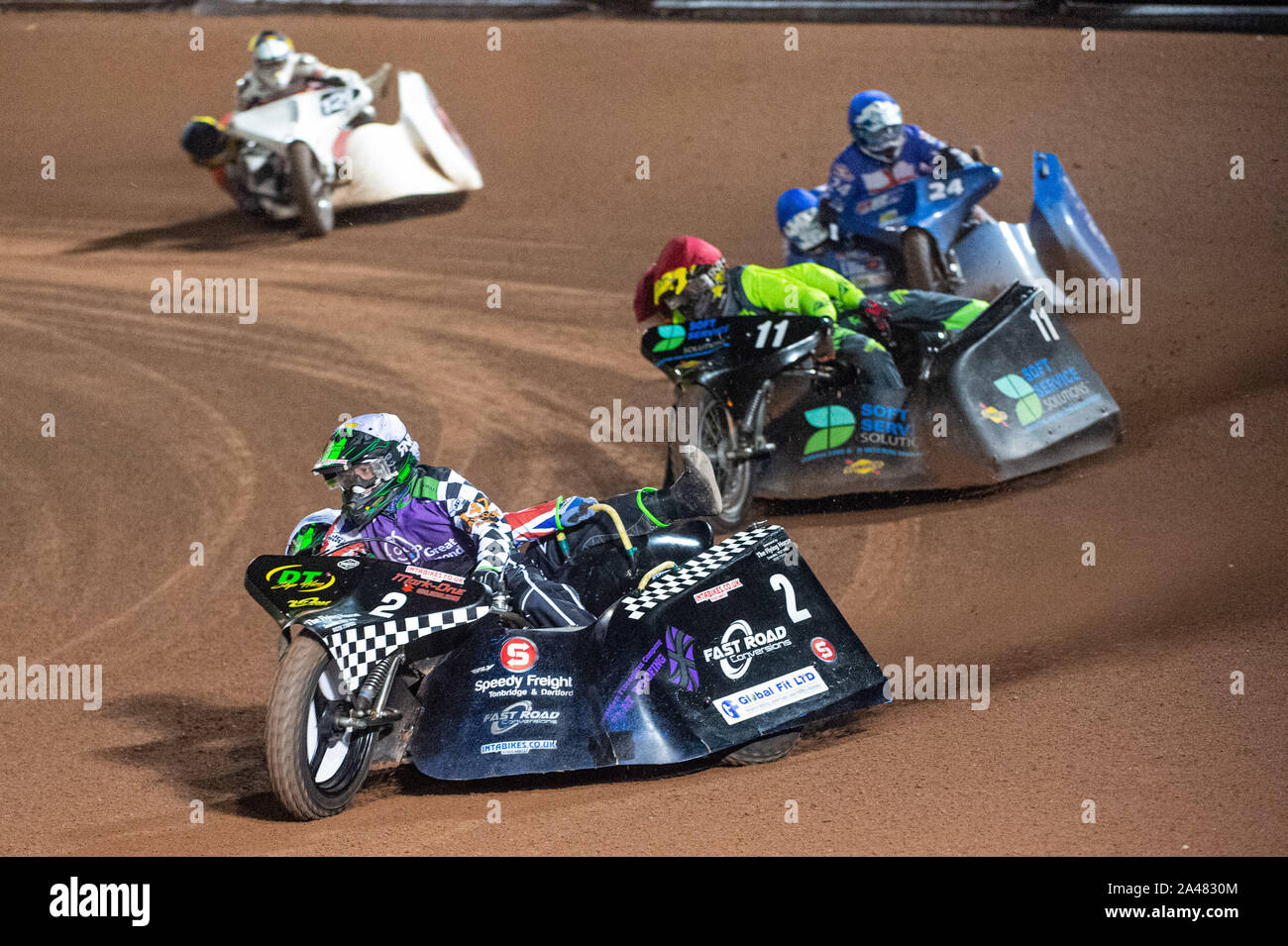 Manchester, UK. 11 octobre 2019. Nevill Penfold & Kev Jones (2) conduit Philip Wynn & Adam Cowper Smith (11) Rob Wilson & Terry Saunters (24) et Steve Maitland & Terry Madley (121) au cours de la procédure d'un side-car Speedway Manchester Masters, Belle Vue du Stade National Speedway, Manchester Le vendredi 11 octobre 2019 (Crédit : Ian Charles | MI News) Credit : MI News & Sport /Alamy Live News Banque D'Images