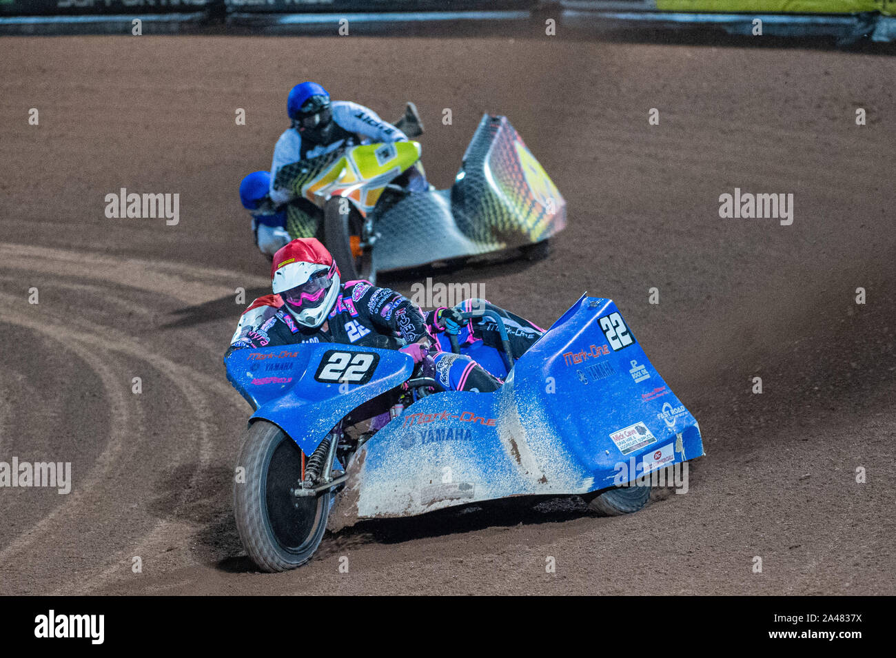 Manchester, UK. 11 octobre 2019. S'Penfold & Ricky payer(22) conduit Tom Cossar & Wayne Rickards(29) au cours de la procédure d'un side-car Speedway Manchester Masters, Belle Vue du Stade National Speedway, Manchester Le vendredi 11 octobre 2019 (Crédit : Ian Charles | MI News) Credit : MI News & Sport /Alamy Live News Banque D'Images