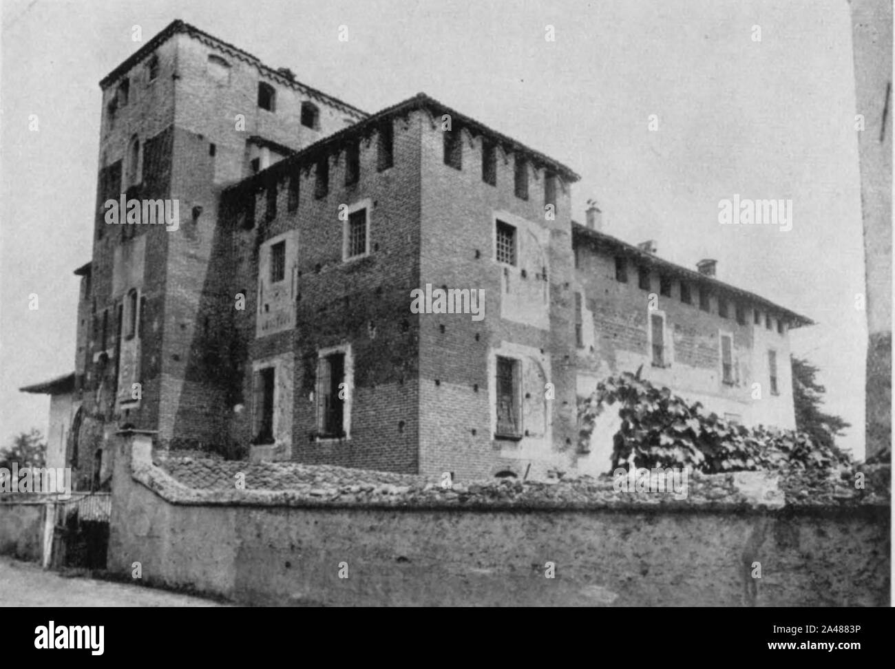 Fig 153, Castello di caltignaga, fronti sud ovest, p229, foto nigra nigra, il novarese. Banque D'Images