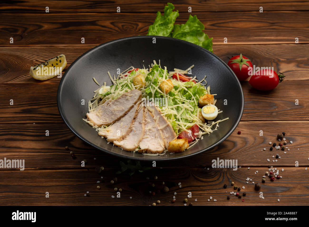 Caesar Salade de feuilles de San Romano, poulet à la pâte avec les tomates cerise, oeuf de caille, chapelure, parmesan, sauce caesar et tobiko Banque D'Images