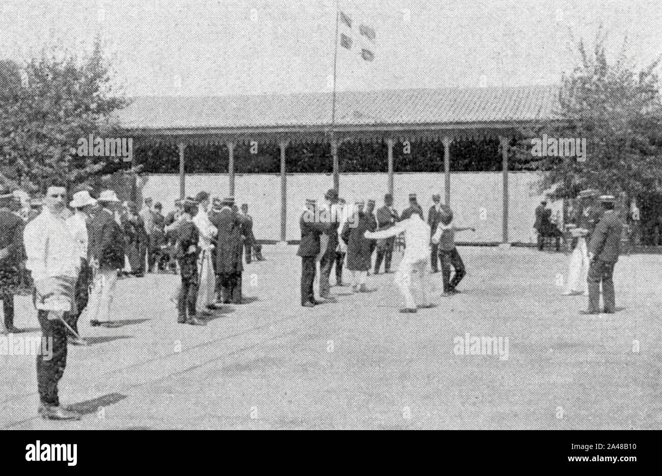 Finale de la coupe d'épée intercalaires aux Jeux de 1906 sur un terrain de gymnastique proche du stade (Georges Dillon-Kavanagh à gauche). Banque D'Images