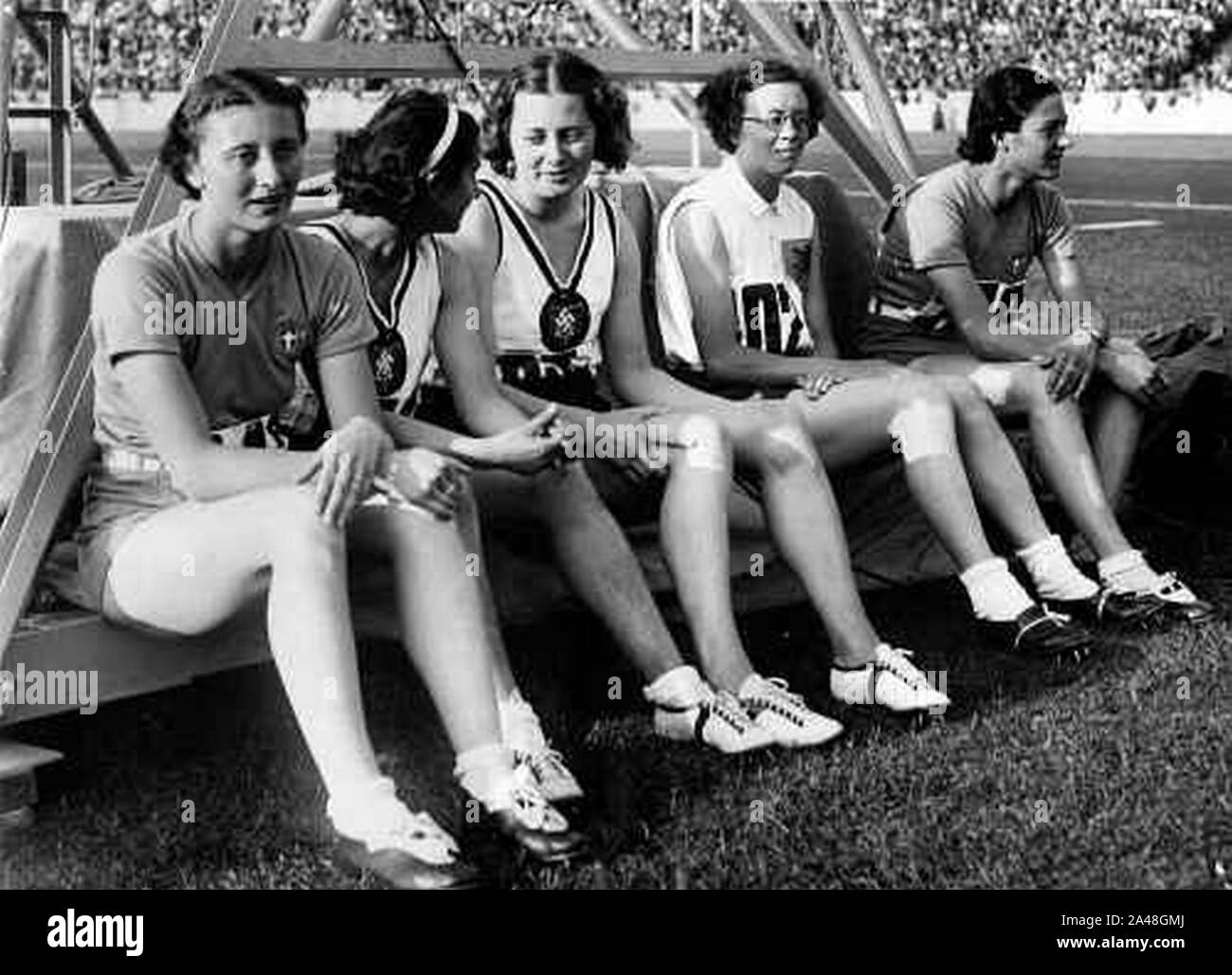 Cinq finalistes des 80 m hs (1936 Jeux Olympiques d'été). Banque D'Images