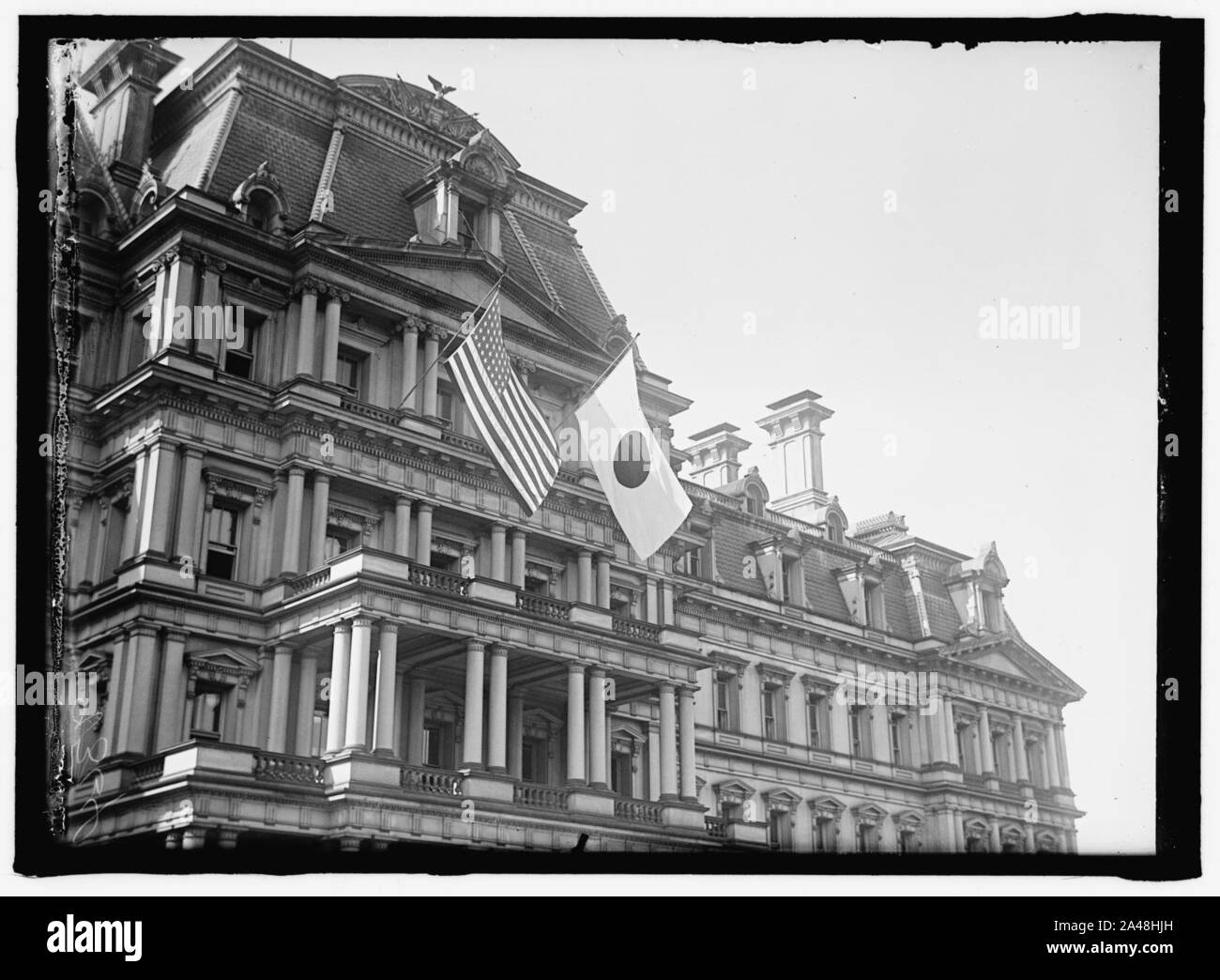 Des drapeaux. Le japonais et le UNITED STATES DRAPEAUX SUR L'État, la guerre, LA MARINE ET DES CAPACITÉS ; mission japonaise Banque D'Images