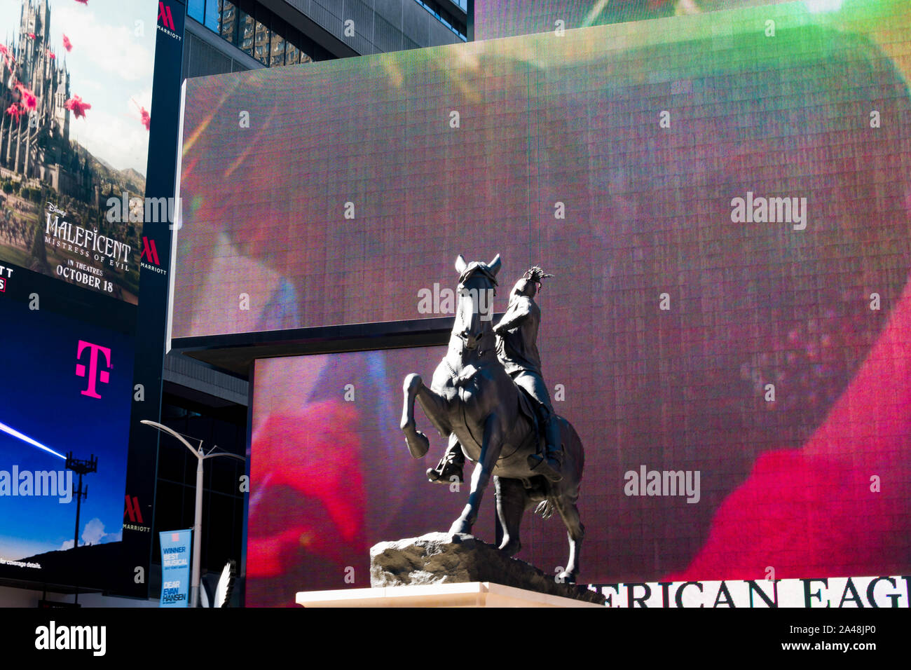 "Les rumeurs de guerre' sculpture par Kehinde Wiley est exposée temporairement dans Times Square, New York City, USA Banque D'Images