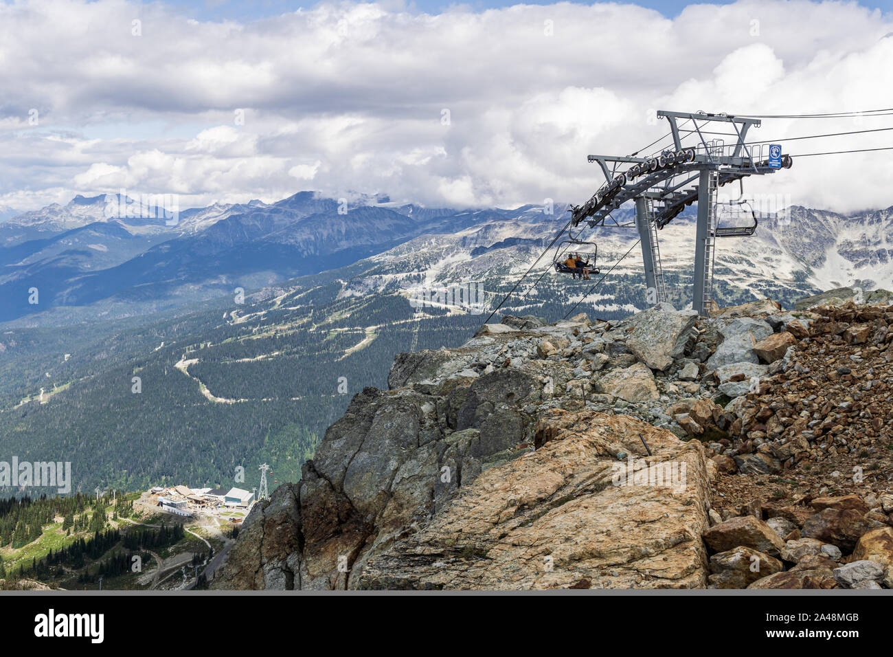 WHISTLER, CANADA - LE 25 AOÛT 2019 : télésiège tour en haut de la montagne. Banque D'Images