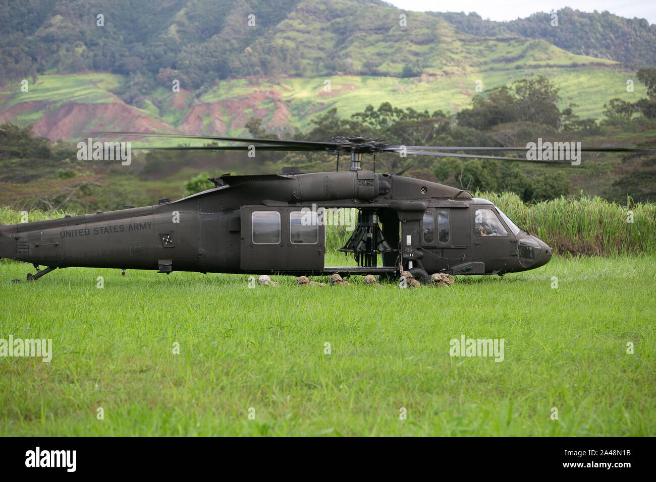 L'armée américaine d'hélicoptères UH-60 Black Hawk affecté au 2e Bataillon, 25e Régiment d'Aviation fournit de l'air et de capacité de transport de troupes au cours d'un live-le-feu de l'artillerie d'assaut aérien sur raid Schofield Barracks, Missouri, le 10 octobre 2019. La 25e Brigade d'aviation de combat a travaillé aux côtés de Charlie Batterie, 2e Bataillon, 11e Régiment d'artillerie sur le premier live-feu air assault d'obusiers M777 jamais réalisée sur l'île d'Oahu. (U.S. Photo de l'Armée Le lieutenant Ryan) DeBooy 1er Banque D'Images