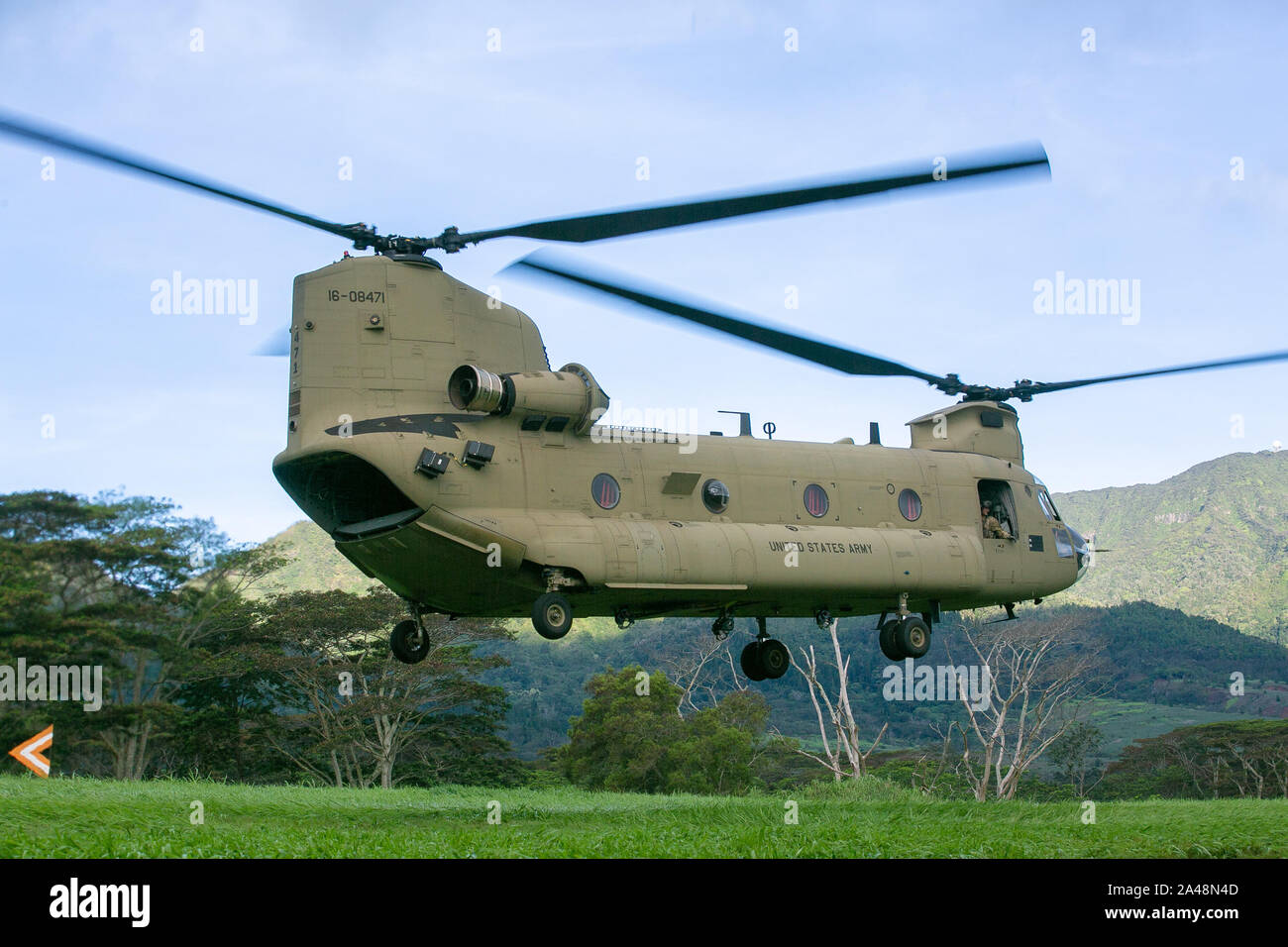 L'armée américaine d'hélicoptères CH-47 Chinook attribué à 3e Bataillon, 25e Régiment d'aviation a fourni de l'air et de capacité de transport de troupes au cours d'un live-le-feu de l'artillerie d'assaut aérien sur raid Schofield Barracks, Missouri, le 10 octobre 2019. La 25e Brigade d'aviation de combat a travaillé aux côtés de Charlie Batterie, 2e Bataillon, 11e Régiment d'artillerie sur le premier live-feu air assault d'obusiers M777 jamais réalisée sur l'île d'Oahu. (U.S. Photo de l'Armée Le lieutenant Ryan) DeBooy 1er Banque D'Images