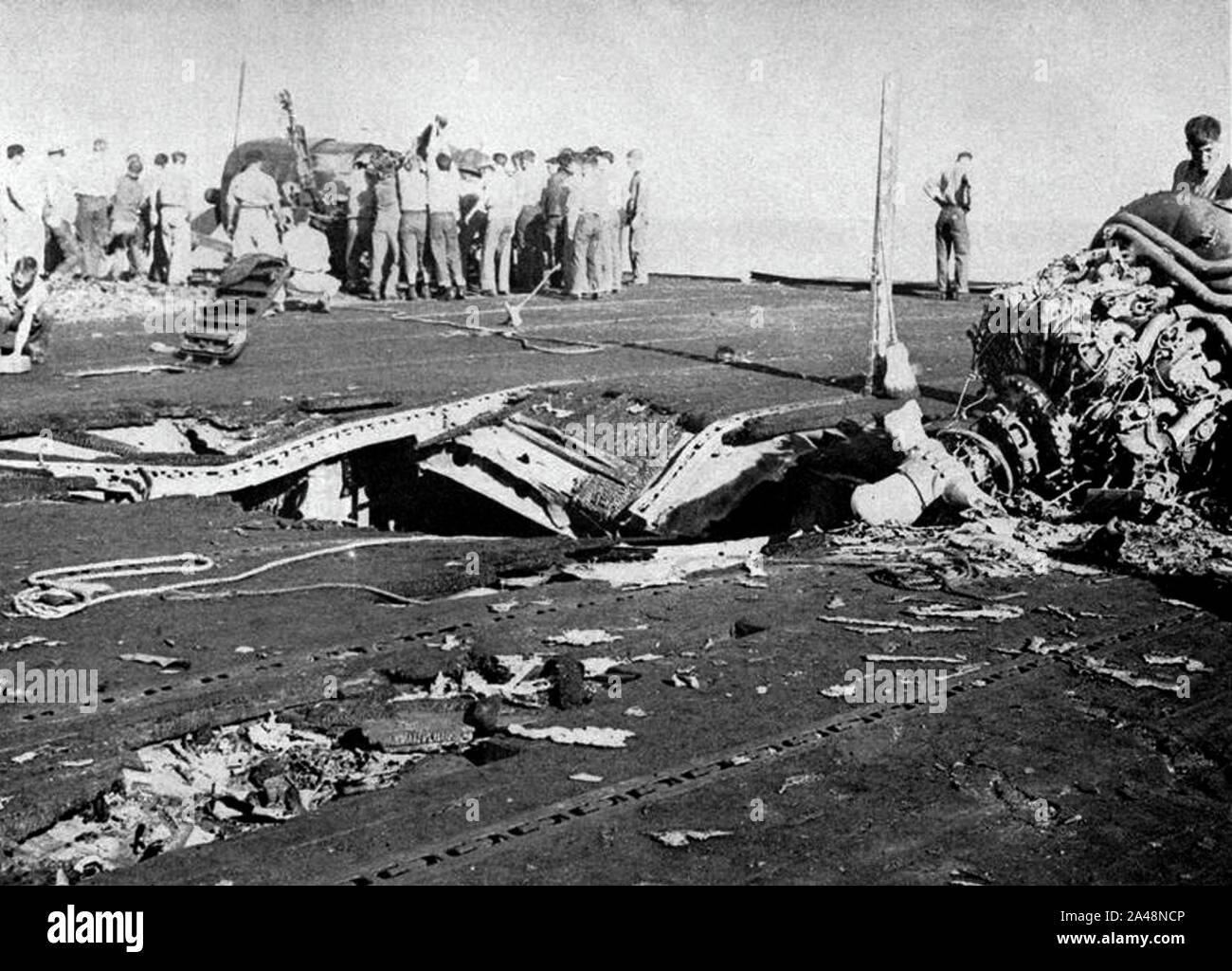 Dommages d'envol à bord de l'USS Belleau Wood (CVL-24) après qu'elle a été touchée par un kamikaze, 30 octobre 1944. Banque D'Images