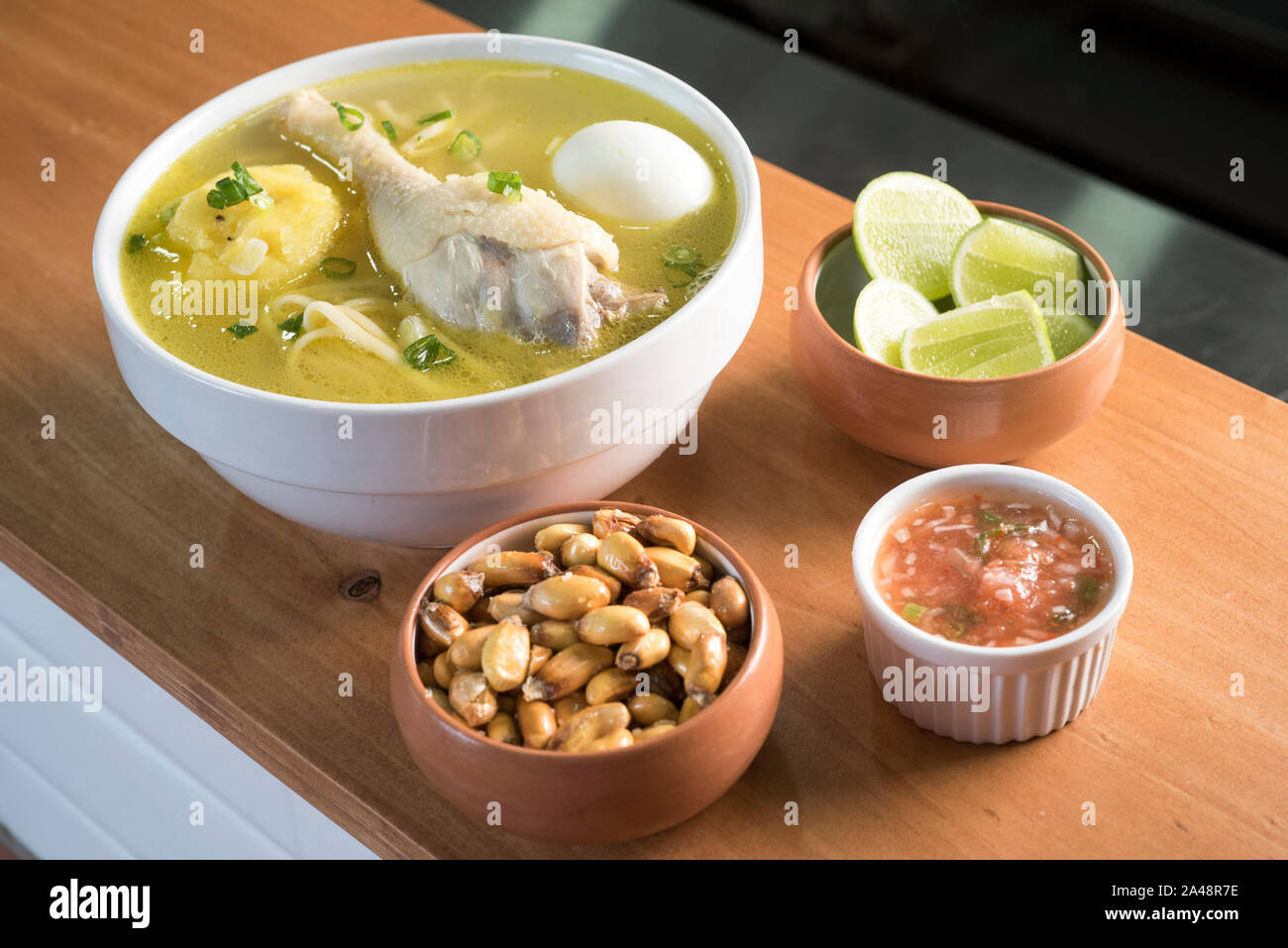Caldo de gallina, le Péruvien classique soupe poulet et nouilles. Cancha. Banque D'Images