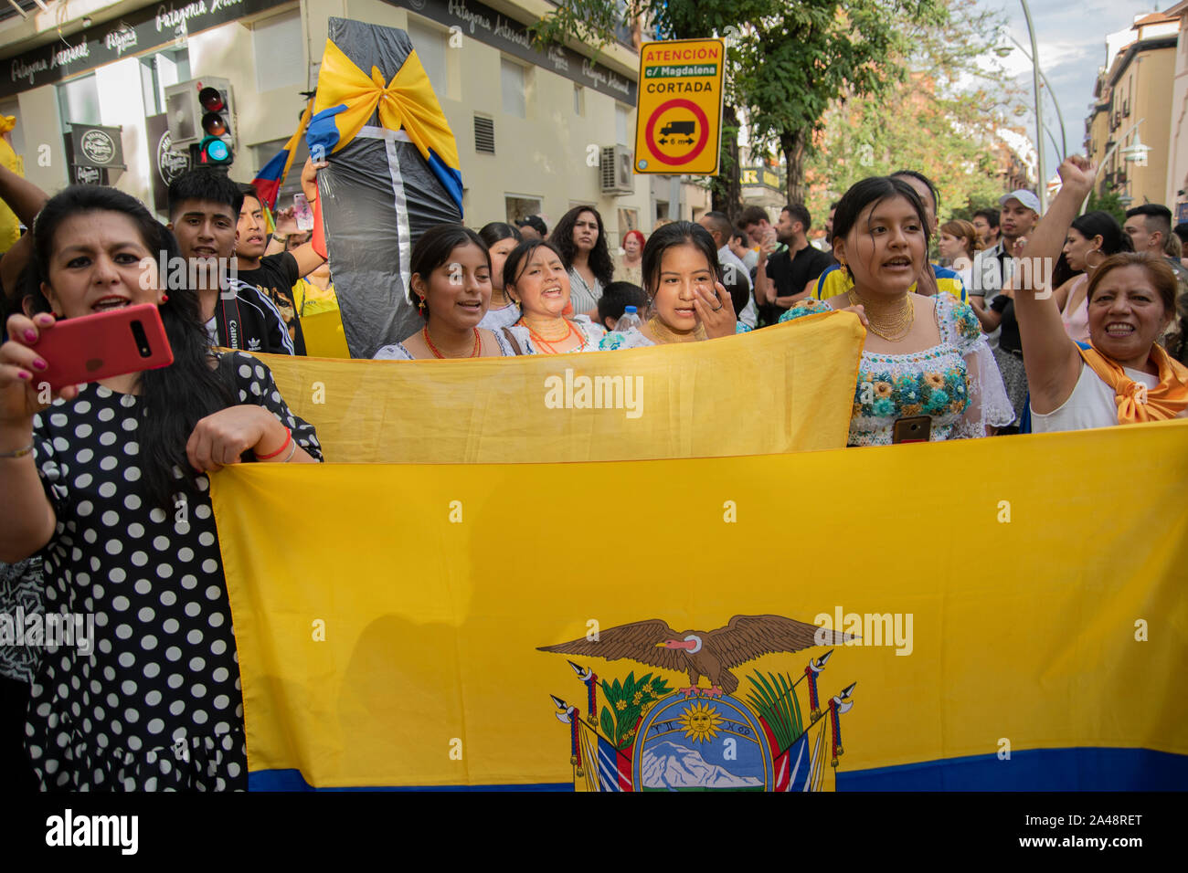 Plusieurs dizaines de citoyens équatoriens en Espagne sont d'accord avec cette manifestation contre la célébration de la journée hispanique une protestation de la communauté des Banque D'Images