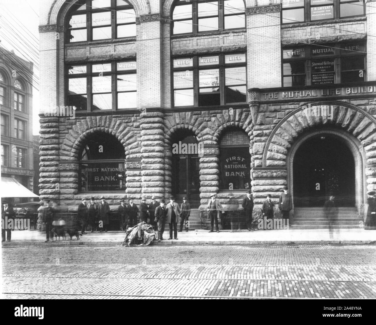 First National Bank dans l'Édifice de la mutuelle, l'angle nord-ouest de Yesler Way et 1re Avenue, Seattle, 1903 (CURTIS 2047). Banque D'Images