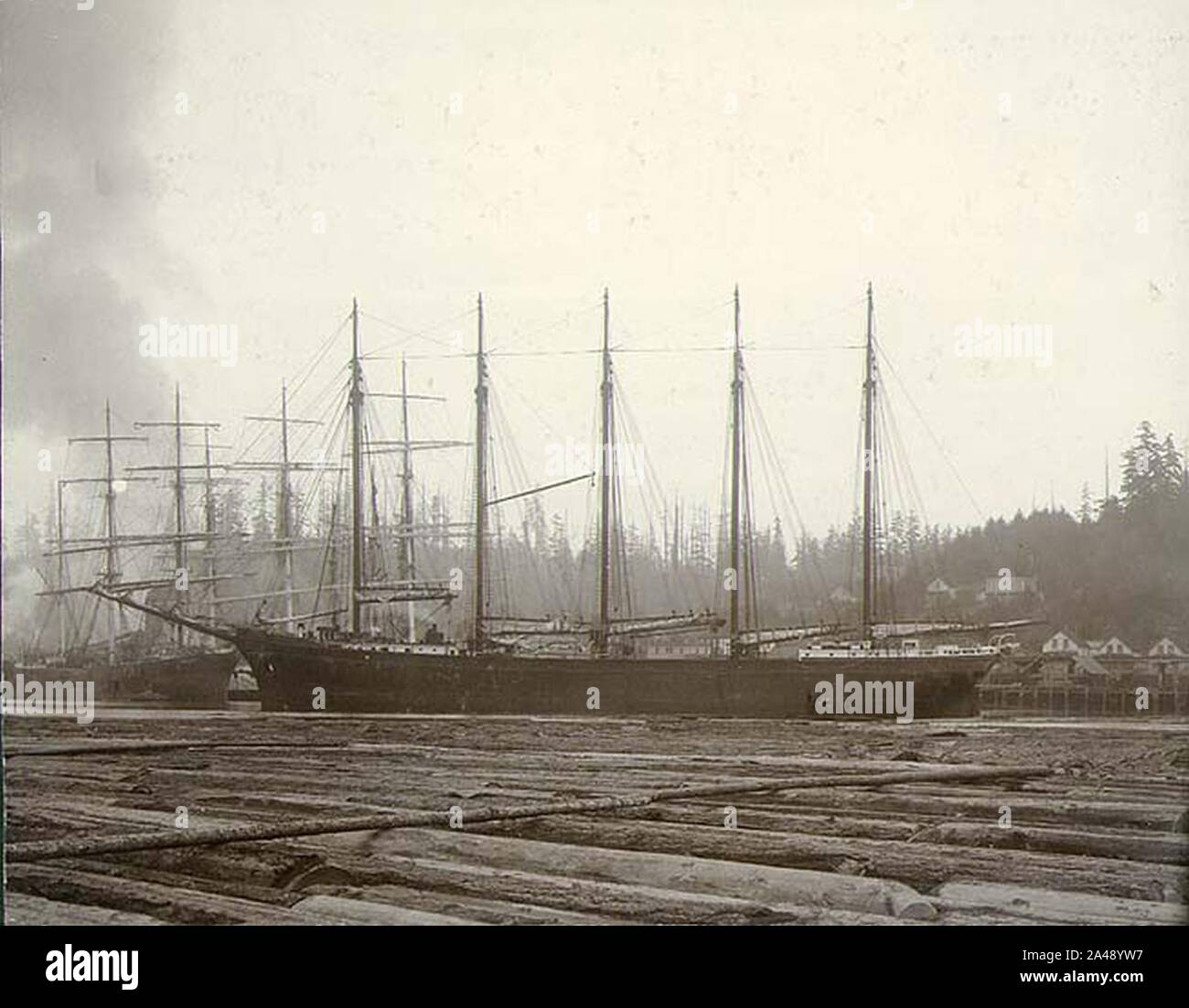 Cinq-mâts goélette SNOW & Burgess à l'ancre avec estacade en premier plan Port Blakely New York ca 1904 (HESTER 216). Banque D'Images