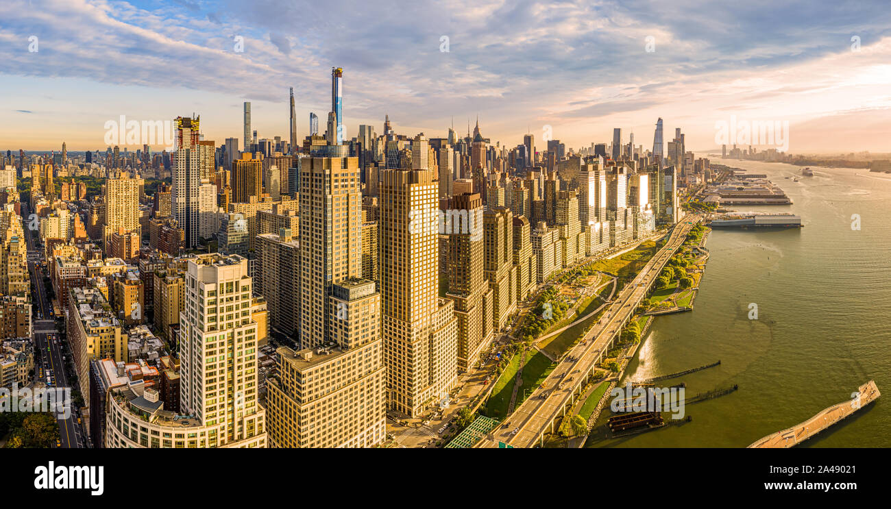 Aerial New York City waterfront skyline Banque D'Images
