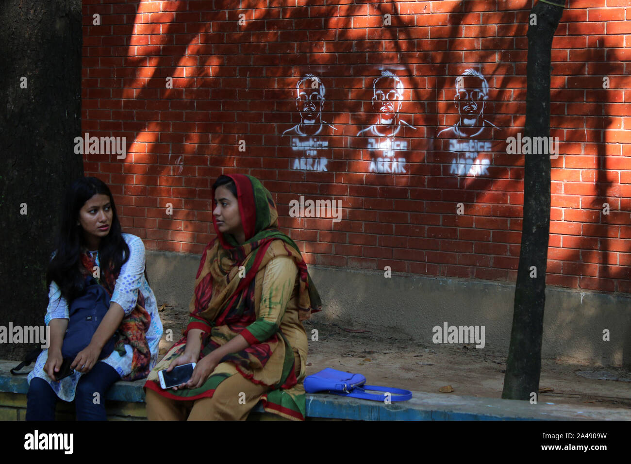 Dhaka, Bangladesh. 12 octobre, 2019. Abrar graffiti de Fahd vu sur les murs du campus pendant la démonstration.Les étudiants du Bangladesh University of Engineering and Technology (BUET) a protesté avec graffiti et des croquis à la suite du décès d'un étudiant de deuxième année, Abrar Fahad qui a été trouvé mort après avoir été battu par certains Chhatra League (une organisation politique des élèves) l'homme à un dortoir le 07 octobre en face de Sher-e-bangla hall à Dhaka. Selon les médias locaux. Credit : SOPA/Alamy Images Limited Live News Banque D'Images