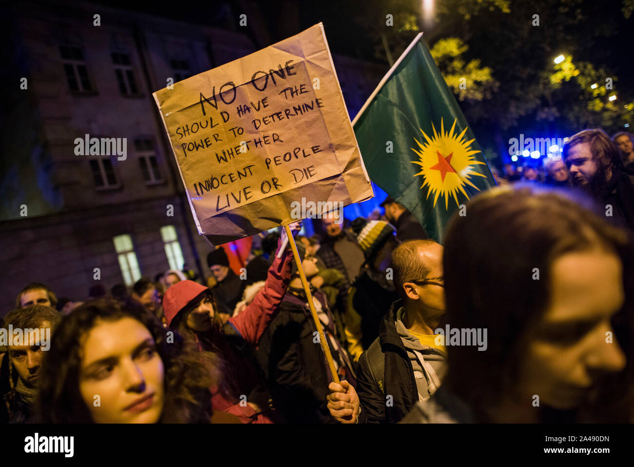 Varsovie, Pologne. Oct 11, 2019. Les personnes titulaires des plaques anti-guerre et les drapeaux pendant la manifestation.Des centaines de personnes se sont réunies à l'ambassade de Turquie à Varsovie pour protester contre l'invasion turque du nord de la Syrie et de faire preuve de solidarité avec le peuple kurde. Les manifestants kurdes autochtones qui sont venus avec les drapeaux du Kurdistan, GPJ (unités de protection du peuple), le PKK (Parti des Travailleurs du Kurdistan) et avec l'image d'Abdullah Öcalan, chef du PKK. Credit : SOPA/Alamy Images Limited Live News Banque D'Images