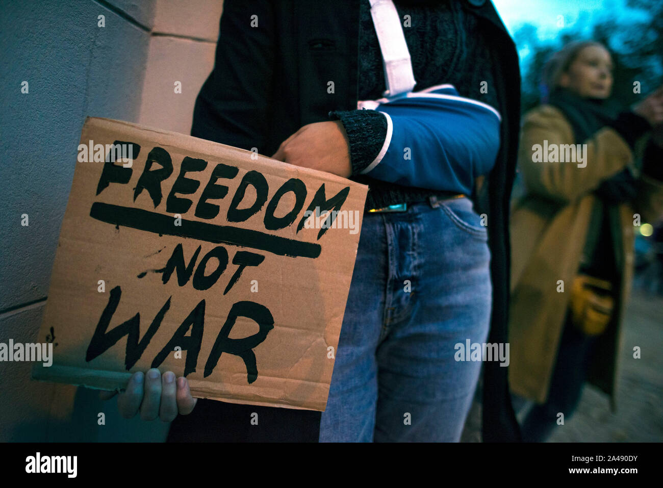 Varsovie, Pologne. Oct 11, 2019. Une plaque anti-guerre pendant la manifestation.Des centaines de personnes se sont réunies à l'ambassade de Turquie à Varsovie pour protester contre l'invasion turque du nord de la Syrie et de faire preuve de solidarité avec le peuple kurde. Les manifestants kurdes autochtones qui sont venus avec les drapeaux du Kurdistan, GPJ (unités de protection du peuple), le PKK (Parti des Travailleurs du Kurdistan) et avec l'image d'Abdullah Öcalan, chef du PKK. Credit : SOPA/Alamy Images Limited Live News Banque D'Images